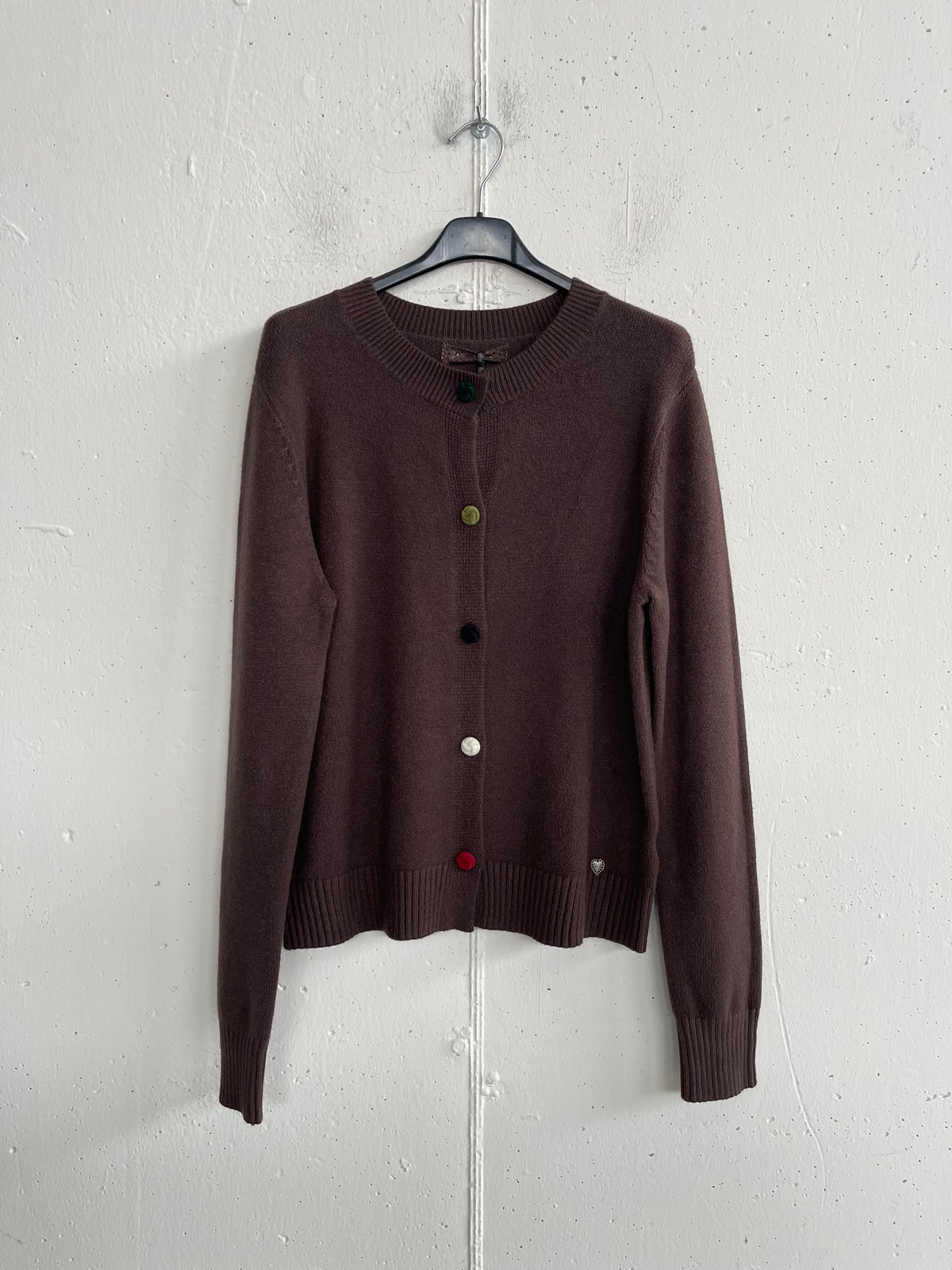 Cardigan basico con bottoni colorati