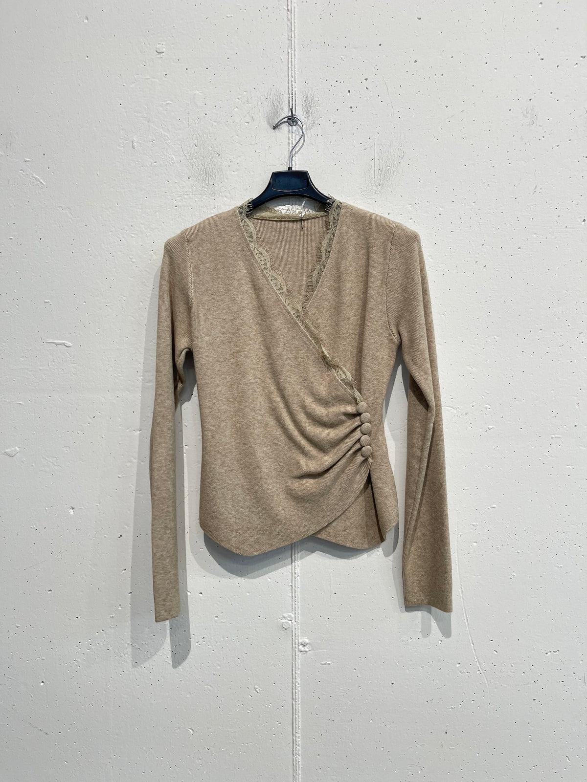 Cardigan aderente con bottoni laterali e arricciatura