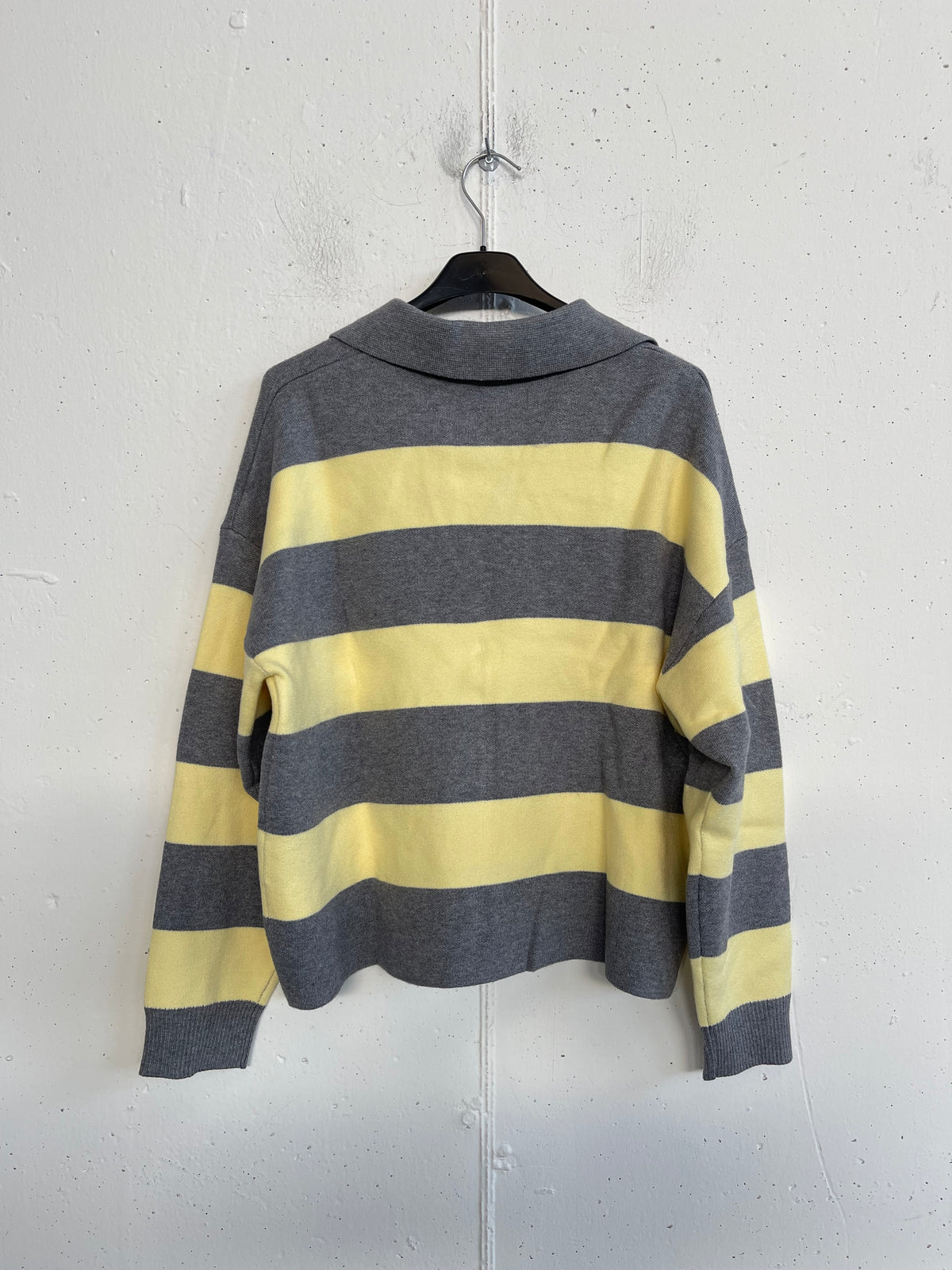Pull con scollo a camicia a righe