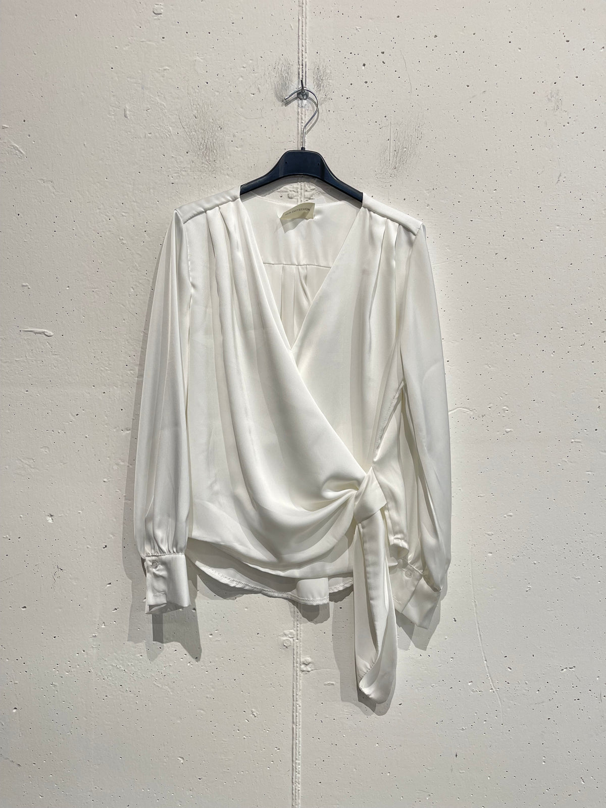 Camicia satinata con laccio laterale