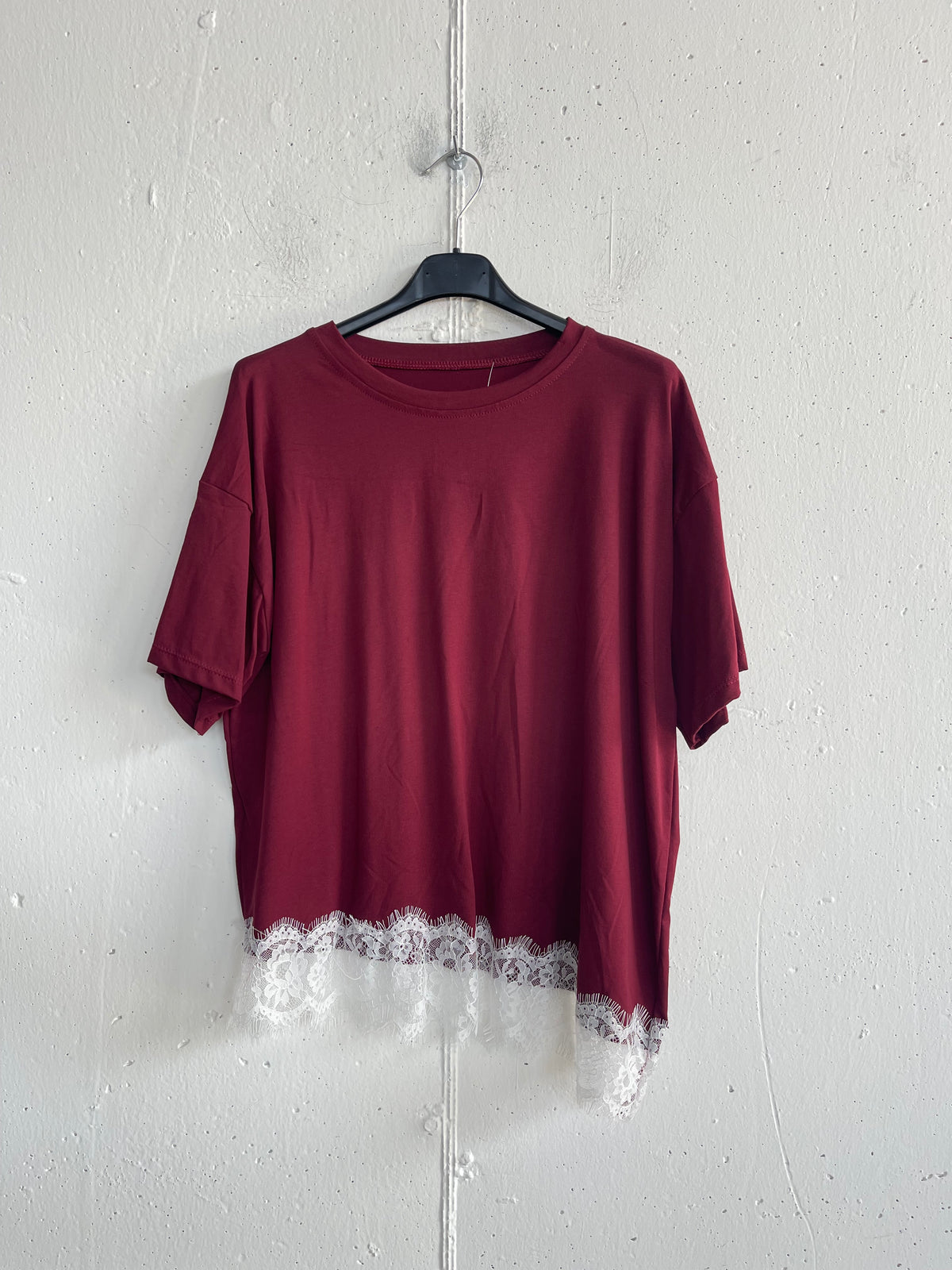 T-shirt Svasata con Pizzo sul Fondo