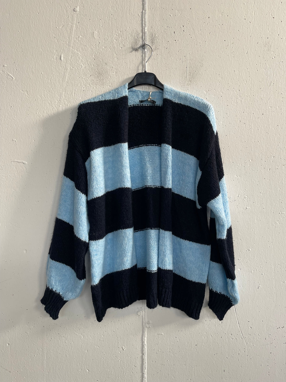 Cardigan over a righe