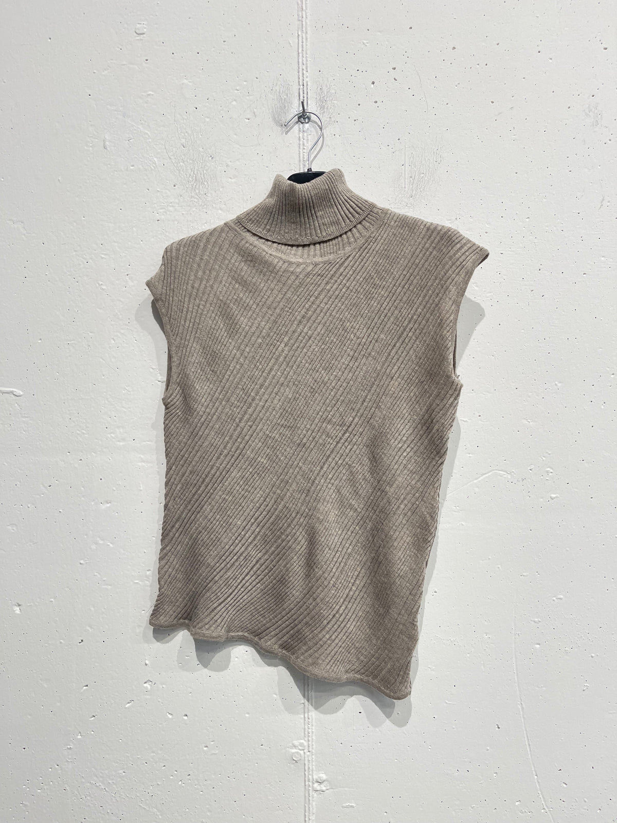 Gilet con collo alto e taglio obliquo