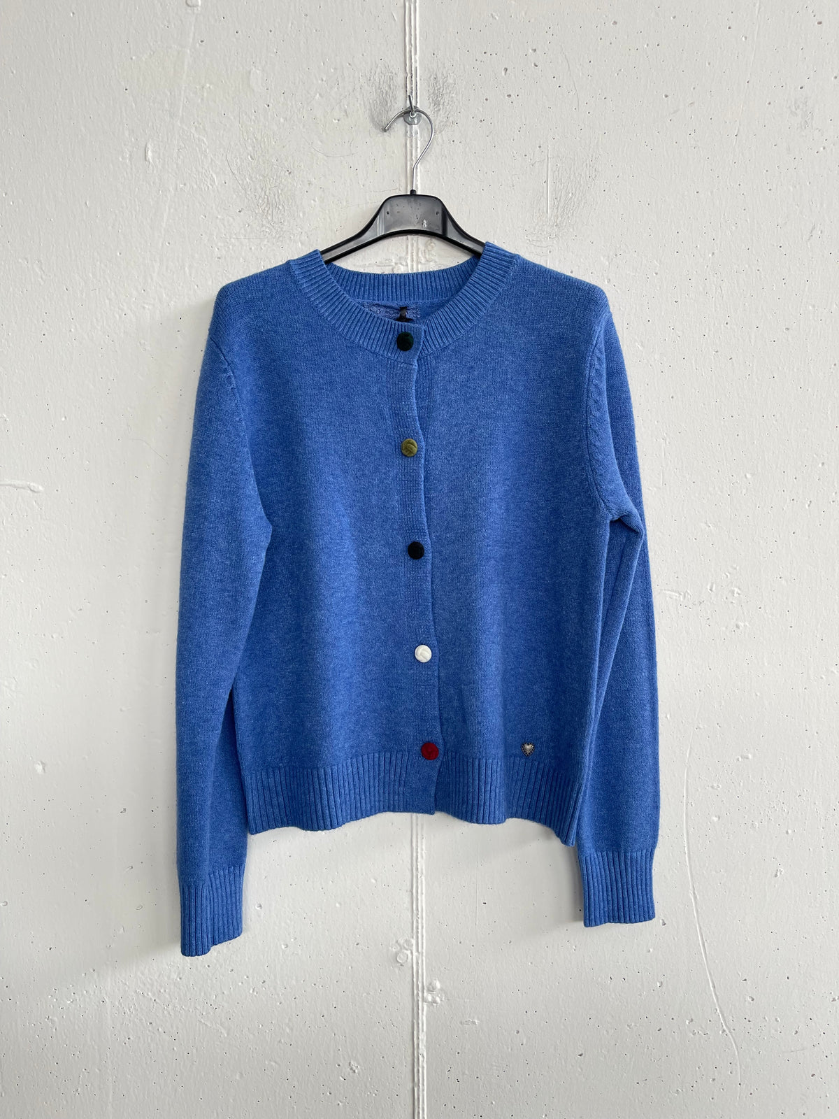 Cardigan basico con bottoni colorati