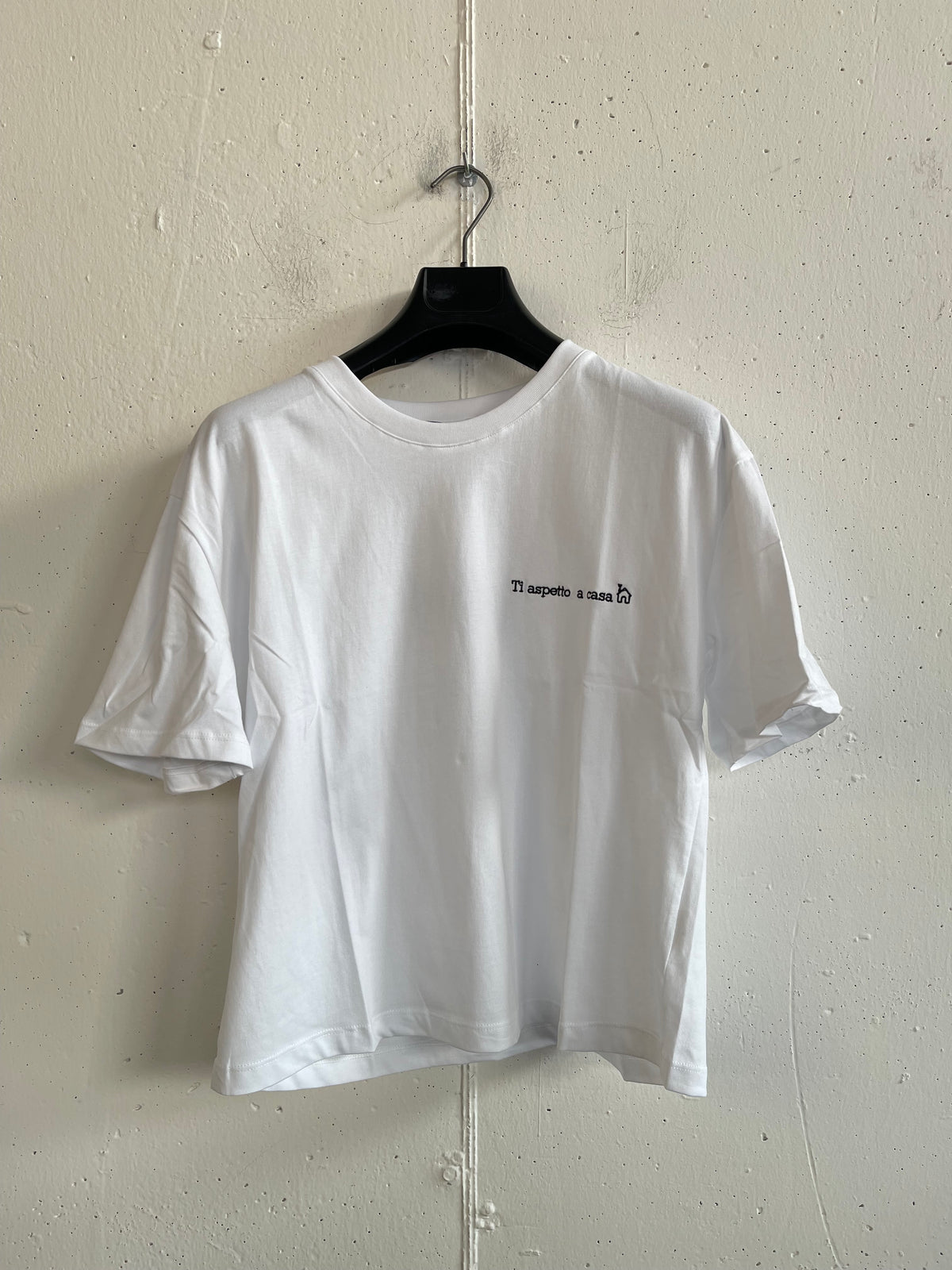 T-shirt con scritta ricamata "TI ASPETTO A CASA"