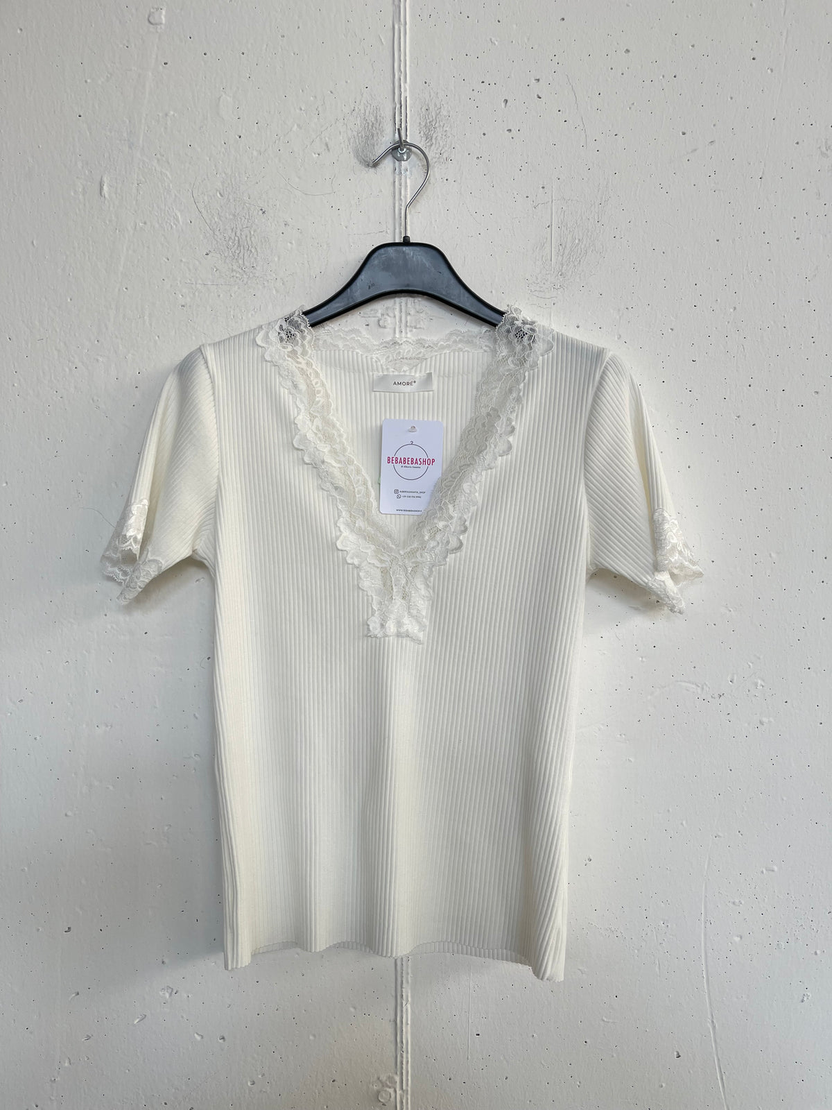T-shirt a costine con scollo in pizzo