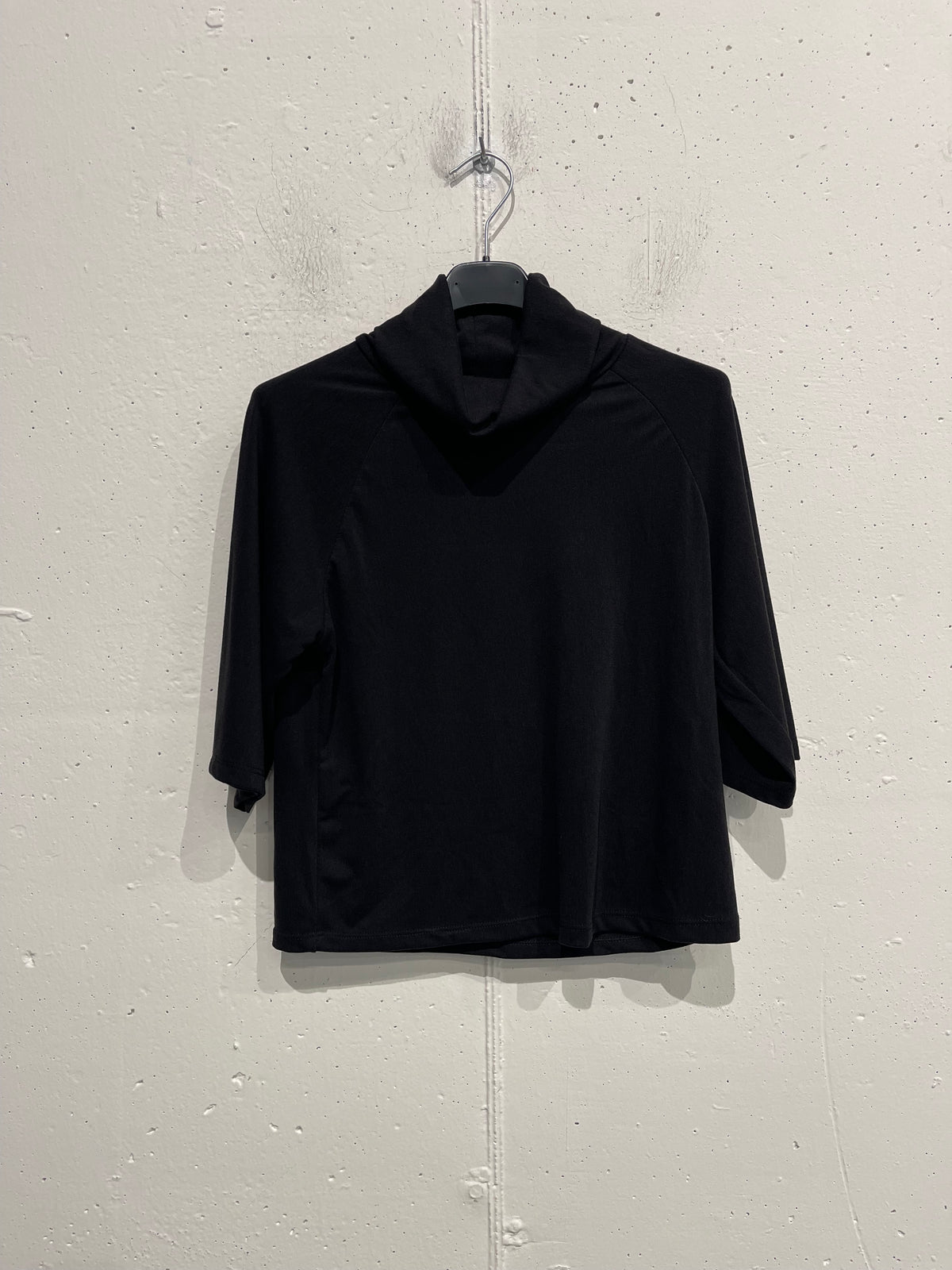 Maglia mezza manica con collo alto