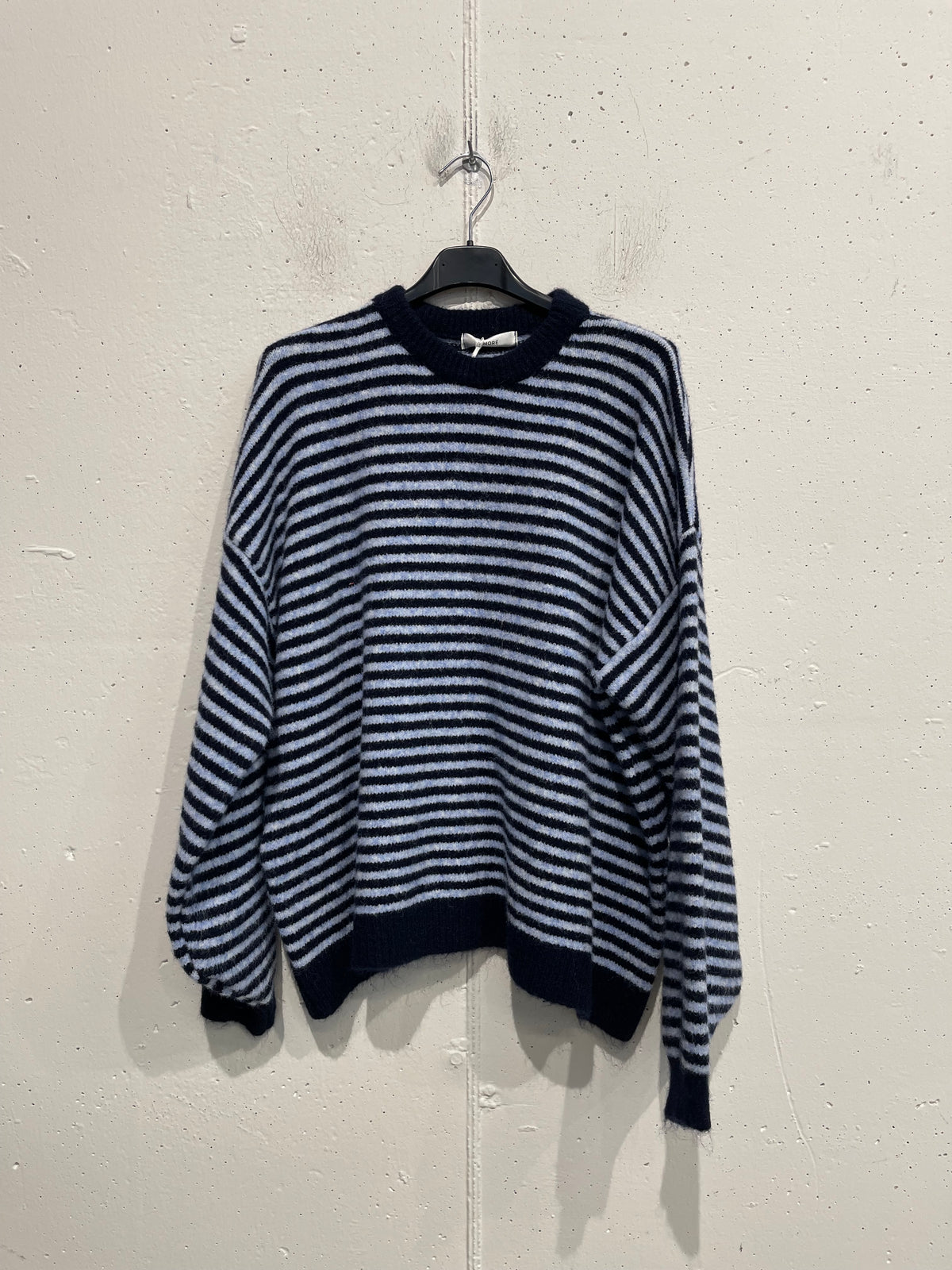 Pull colorato a righe con scritta sul retro AMOUR