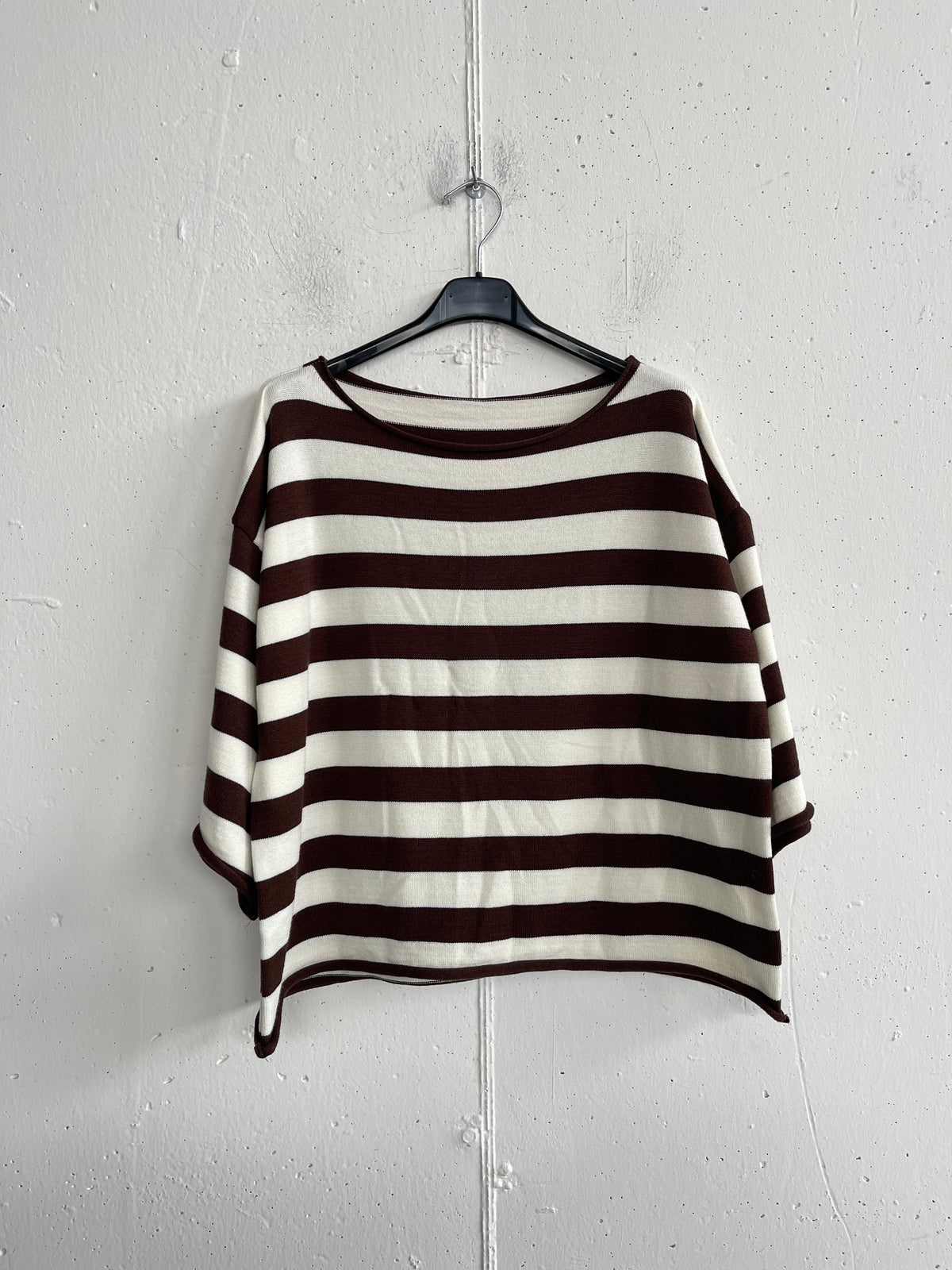 Pull con manica a tre quarti a taglio vivo a righe