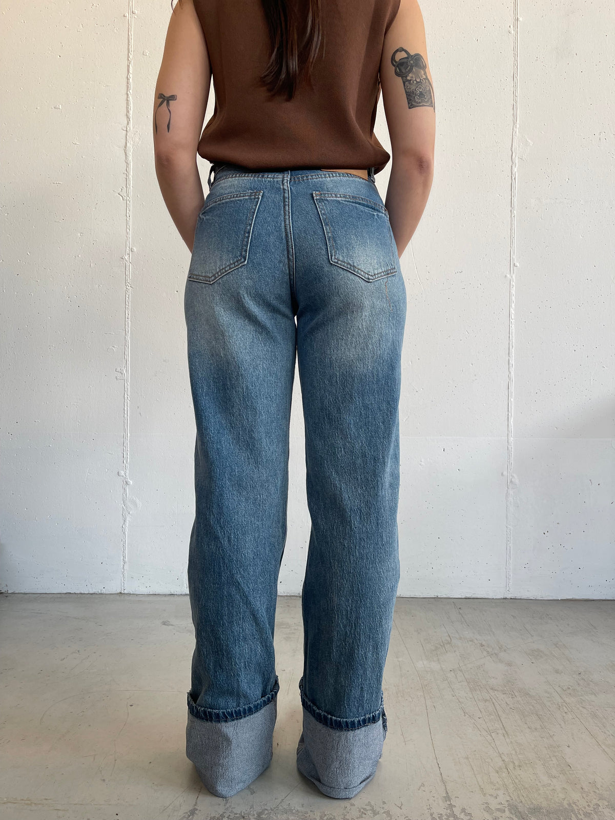 Jeans con vita incrociata