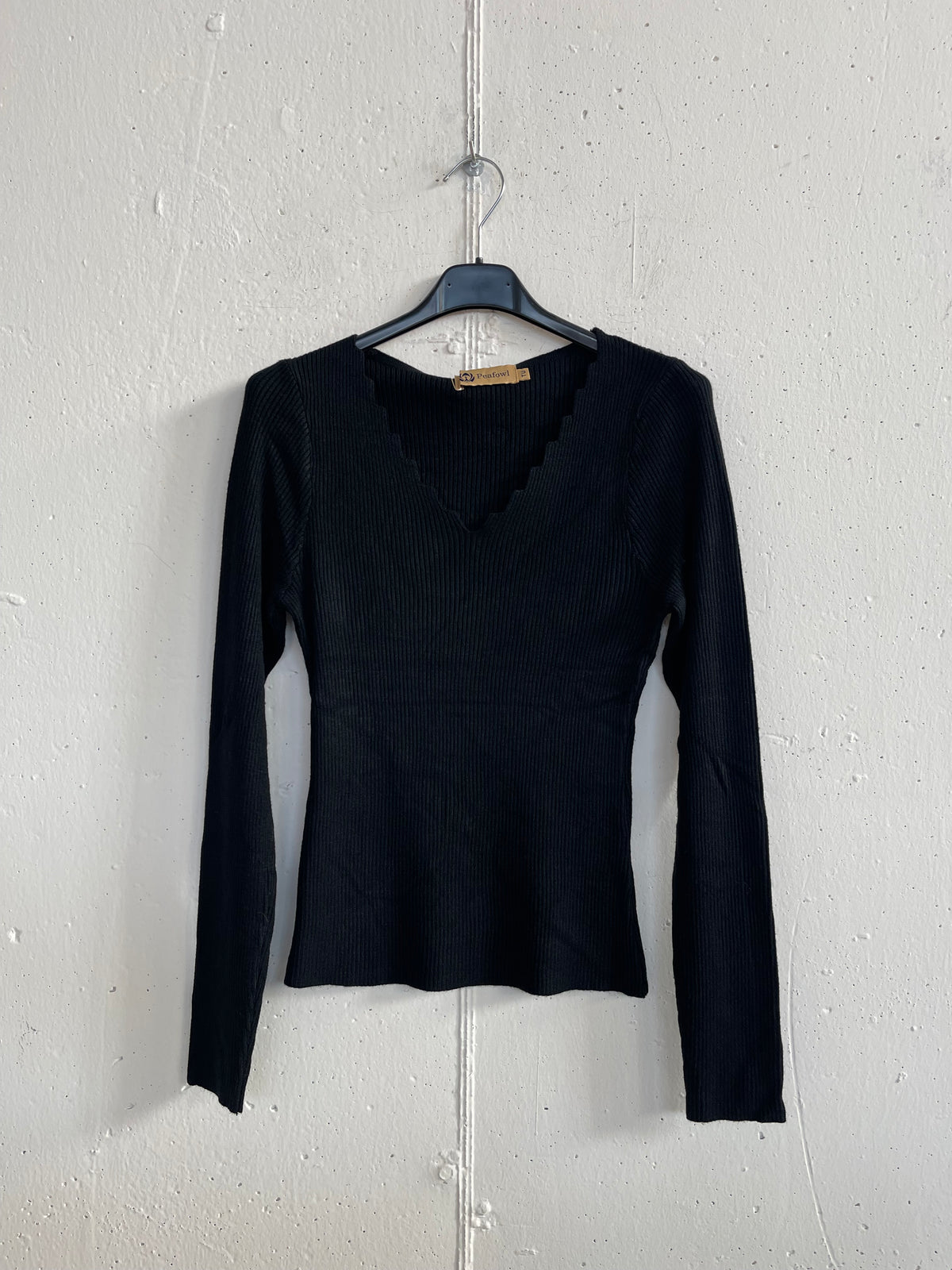 Pull slim a costine con scollo ondulato