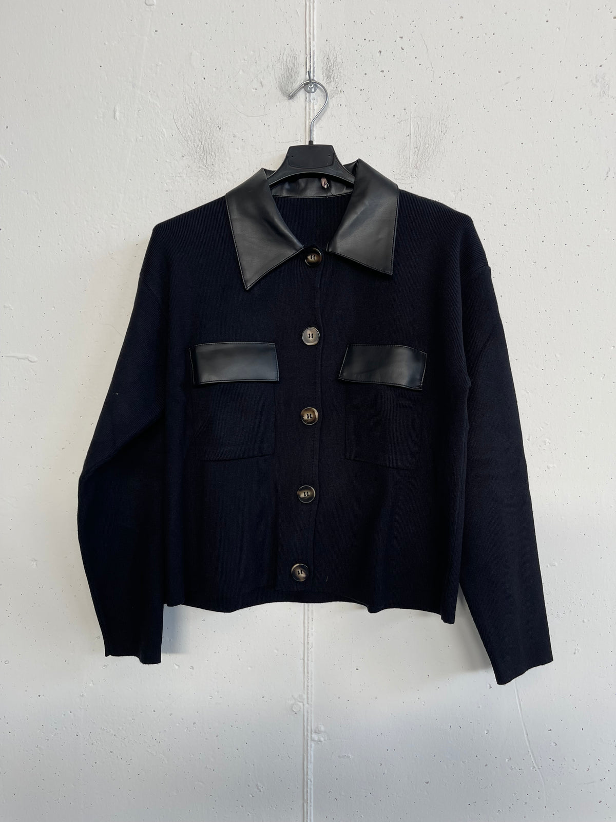 Cardigan con scollo a camicia e dettagli in pelle