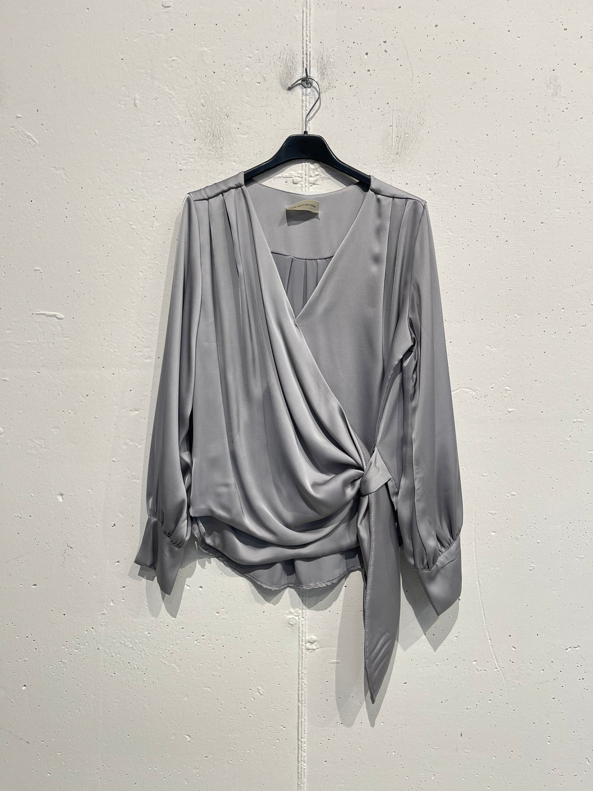 Camicia satinata con laccio laterale