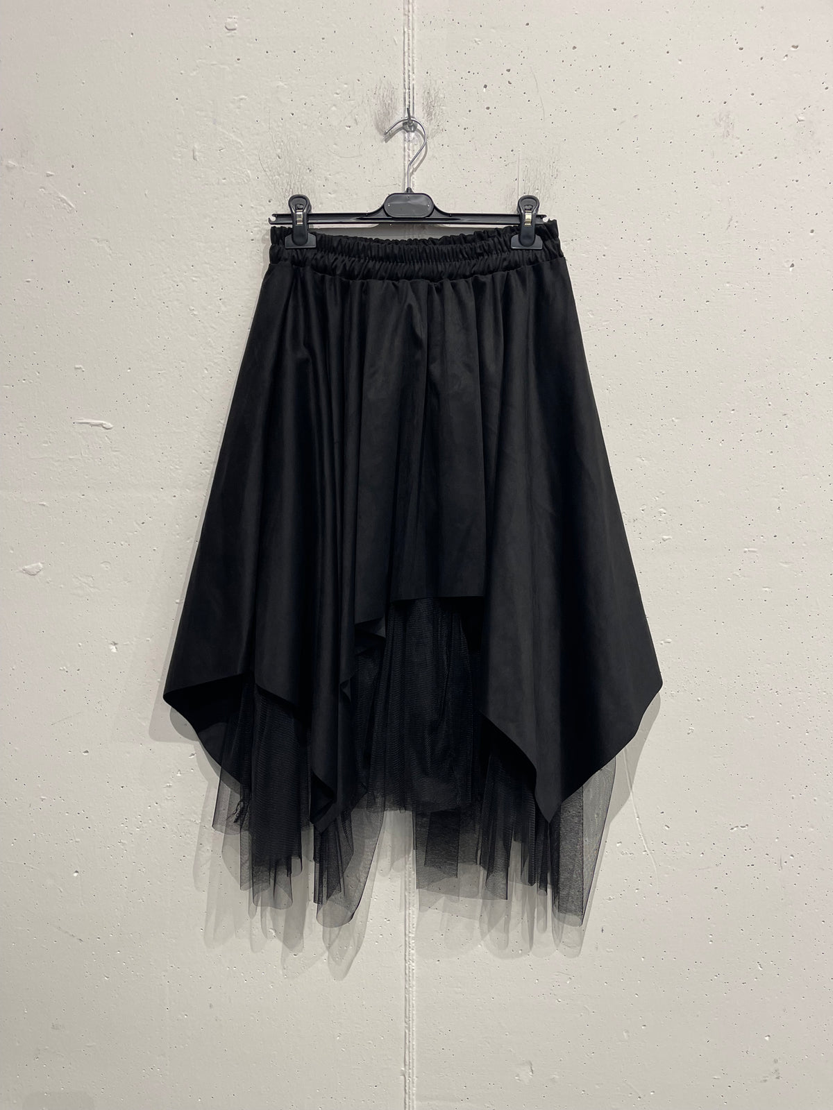Gonna in alcantara con sottogonna in tulle