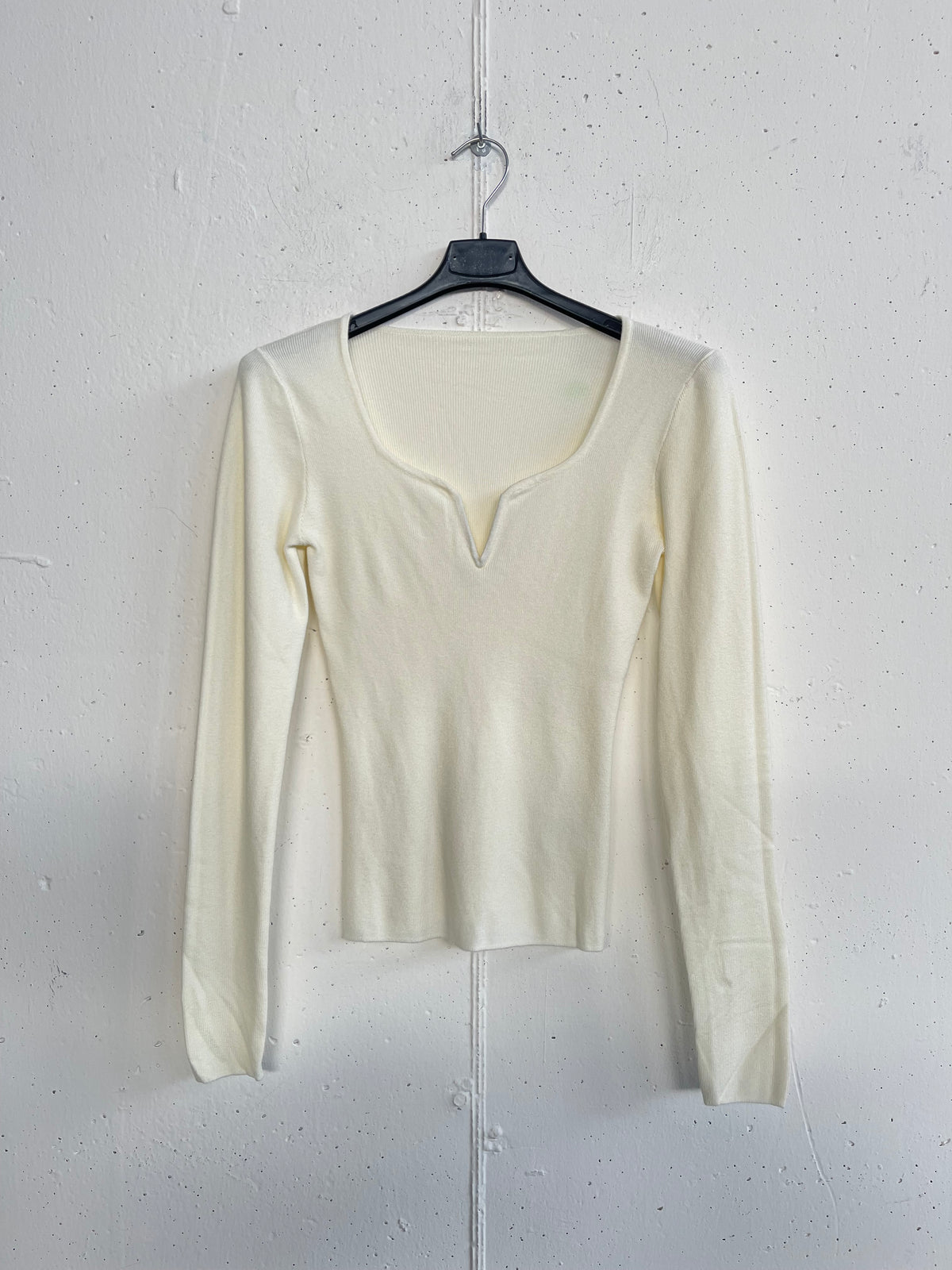Pull con scollo quadrato e intaglio a V