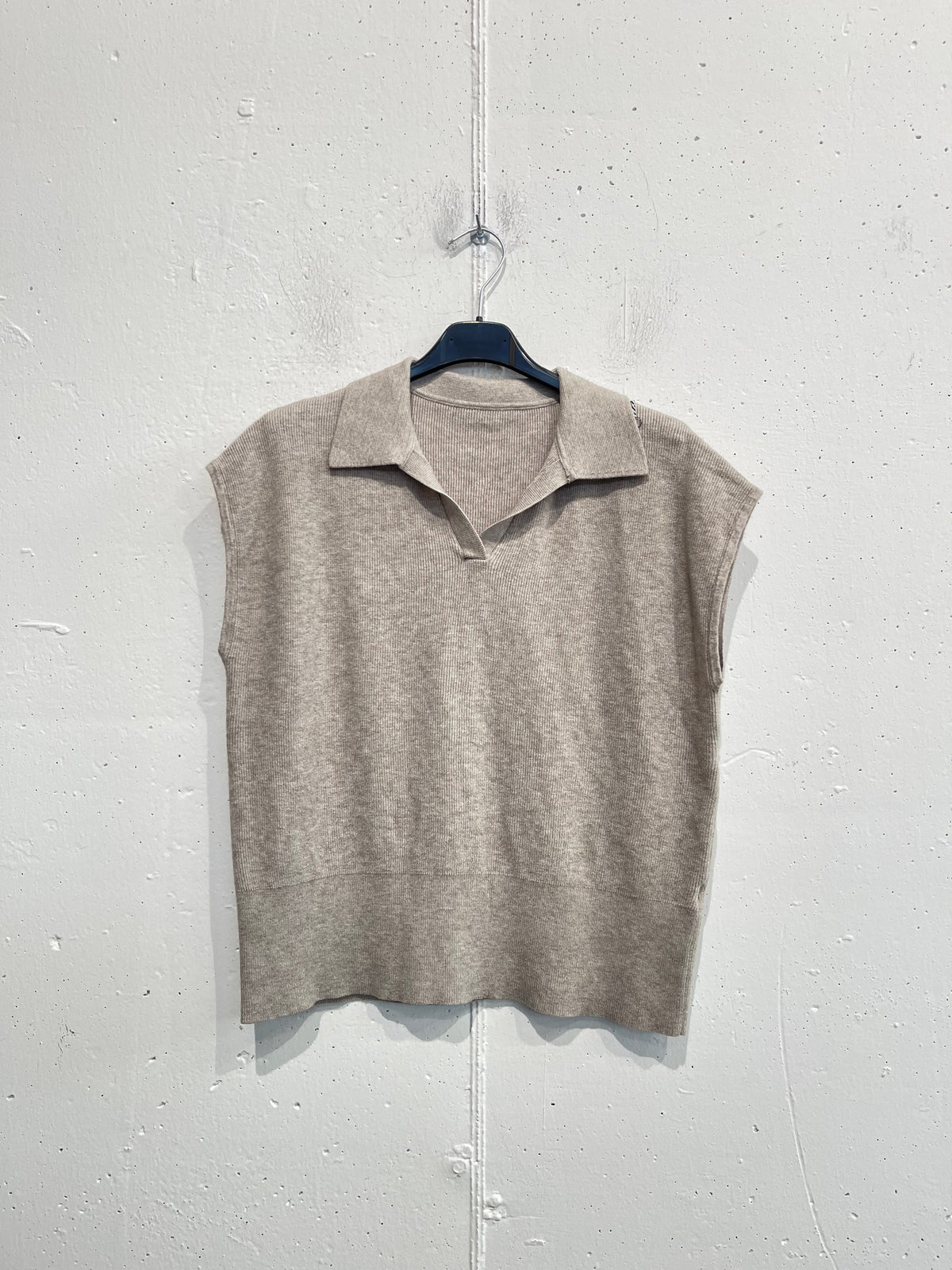 Maglia a costine con collo a polo