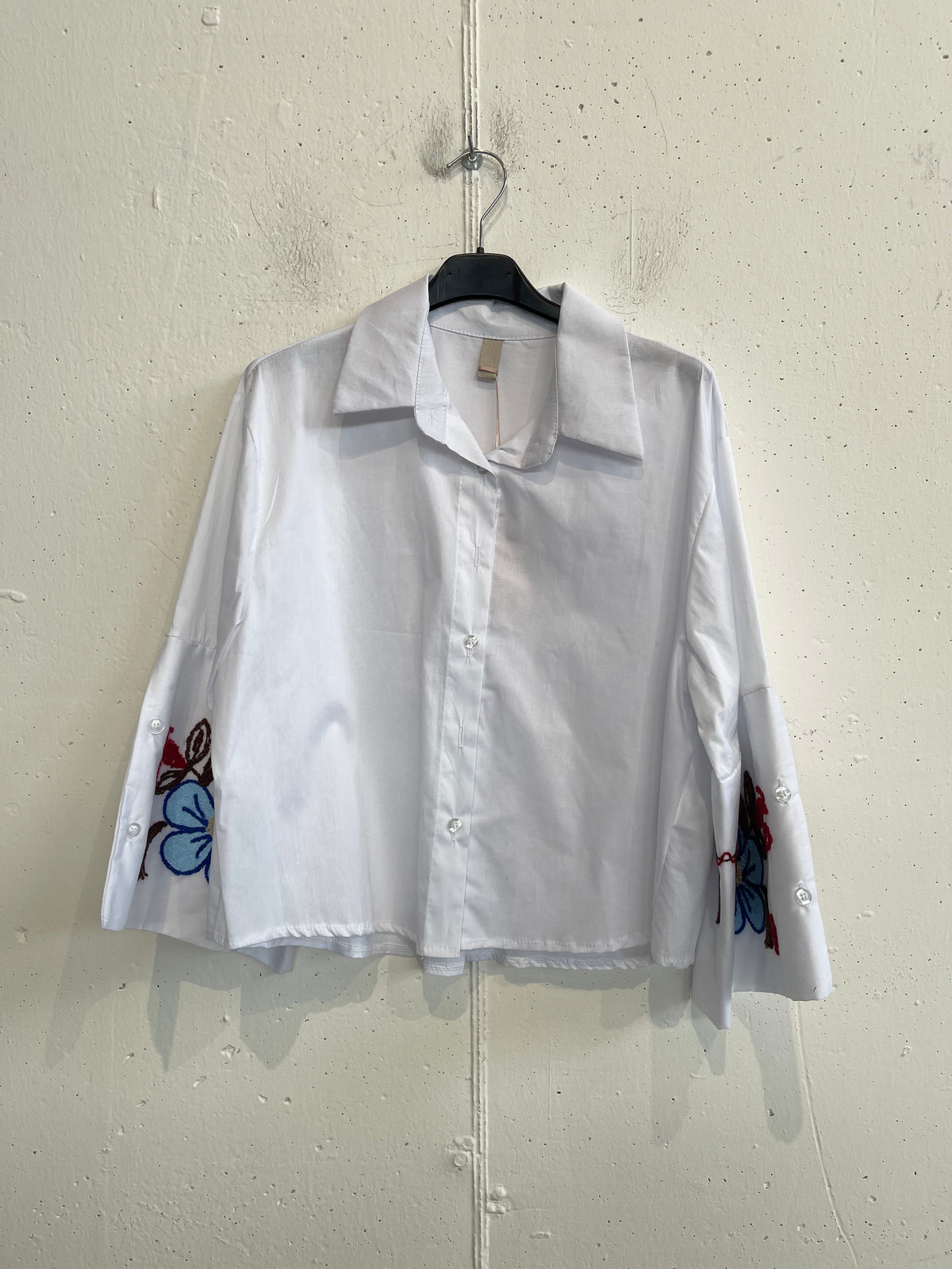 Camicia a scatola con fiori ricamati