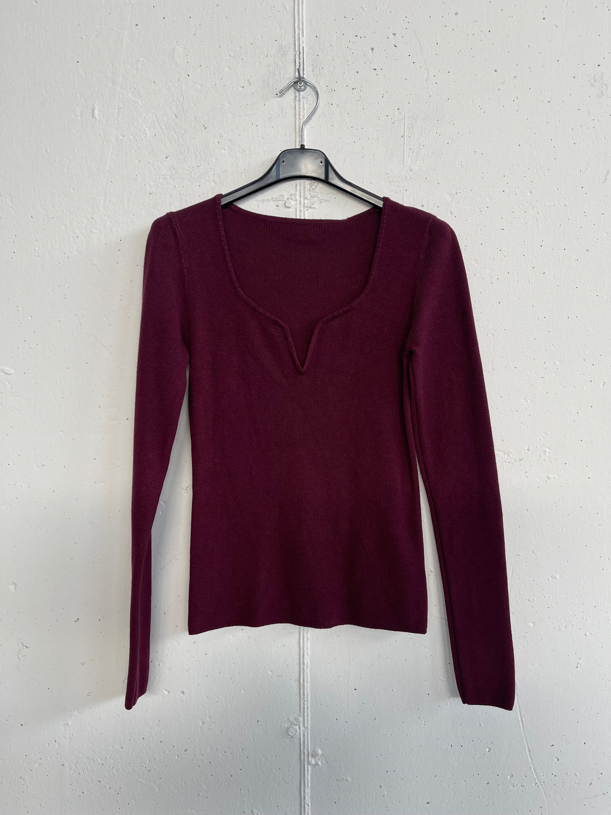 Pull con scollo quadrato e intaglio a V
