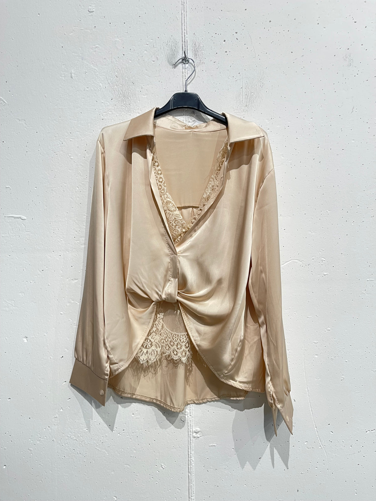 Camicia satinata con nodo e dettagli in pizzo