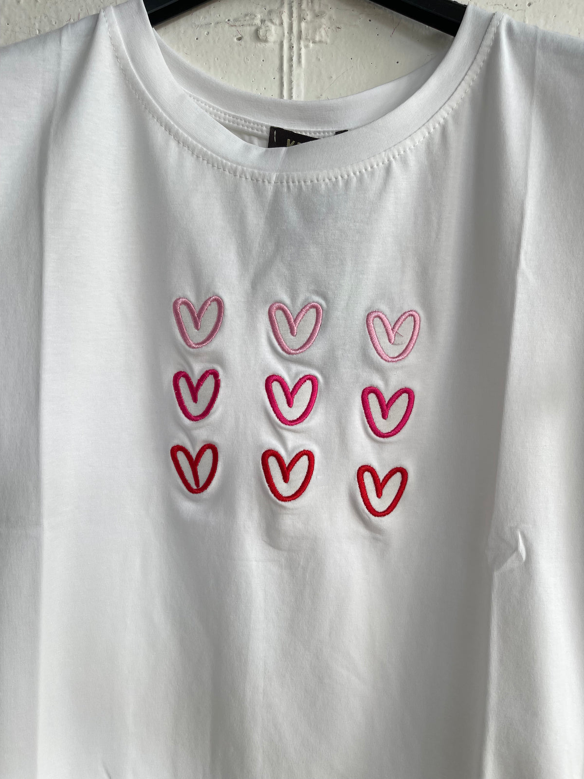 T-shirt cuori ricamati 1