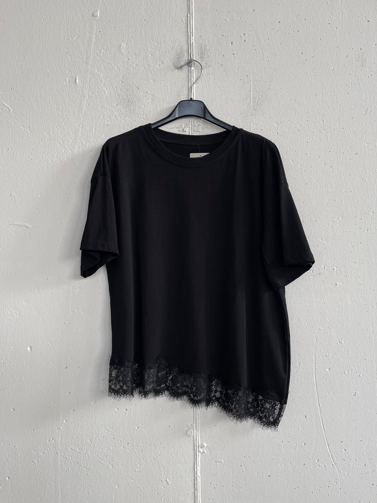 T-shirt Svasata con Pizzo sul Fondo