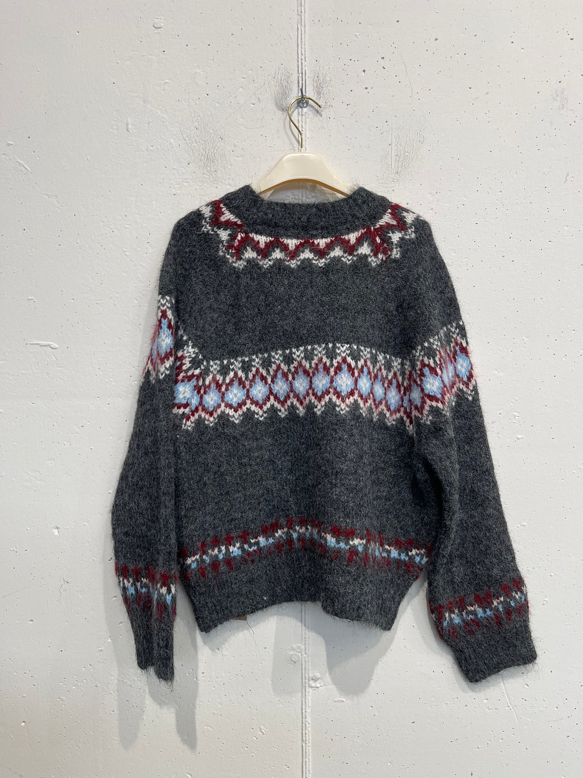 Cardigan con tasche e ricami in rilievo