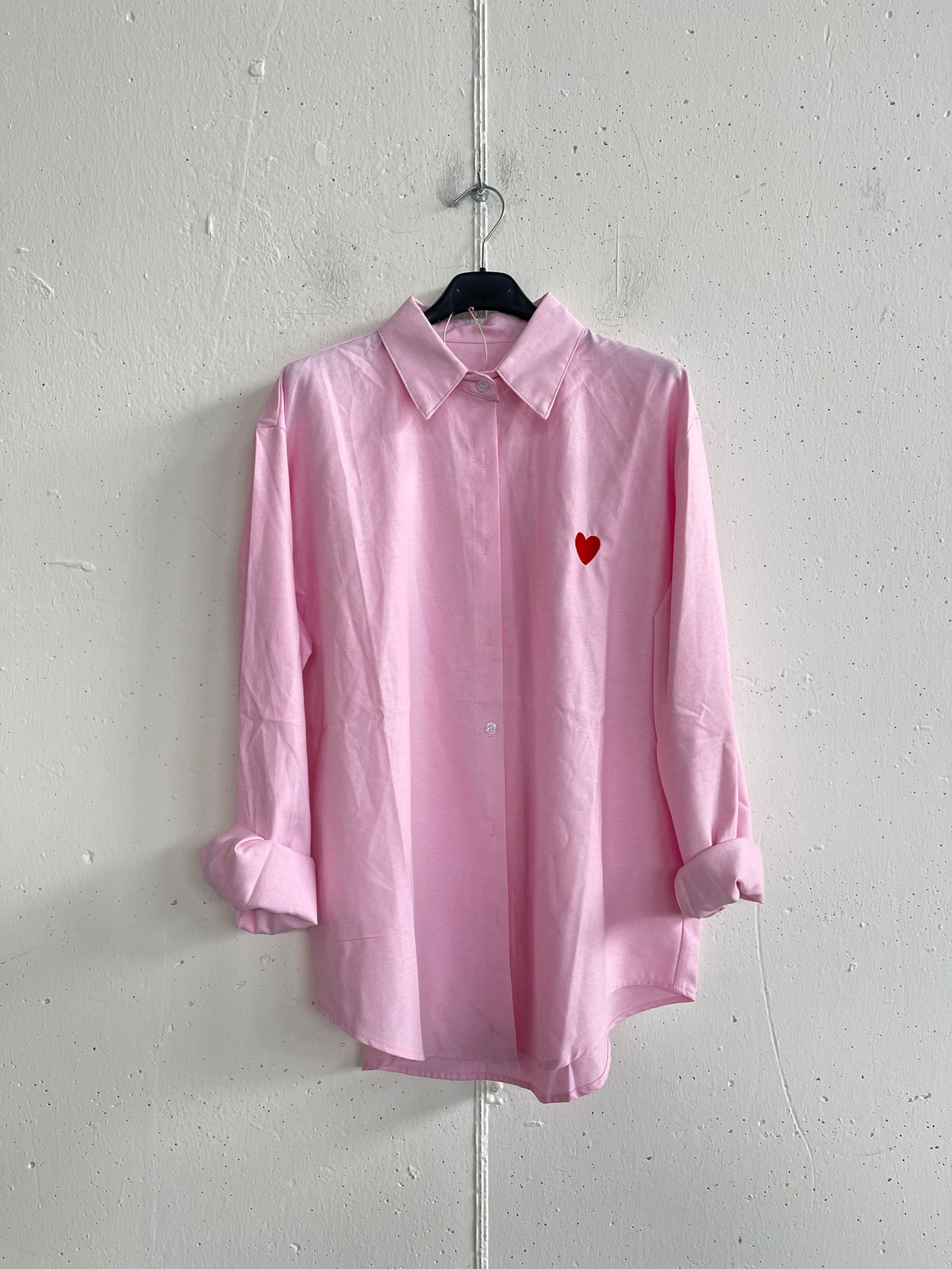 Camicia con cuore ricamato