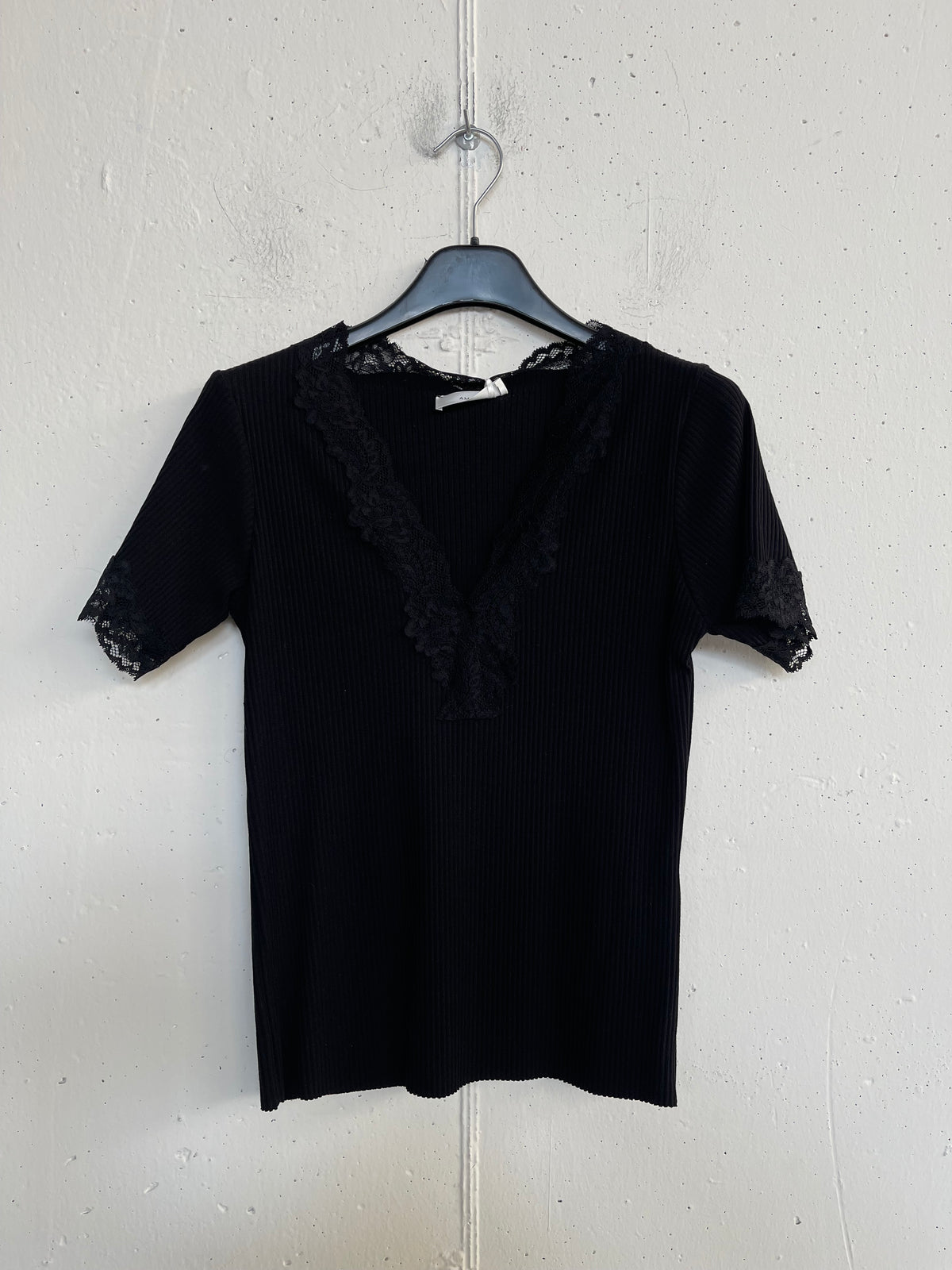 T-shirt a costine con scollo in pizzo