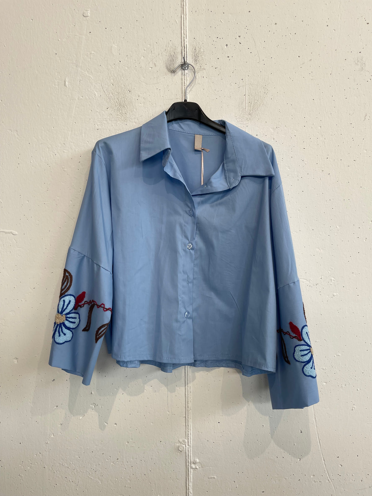 Camicia a scatola con fiori ricamati