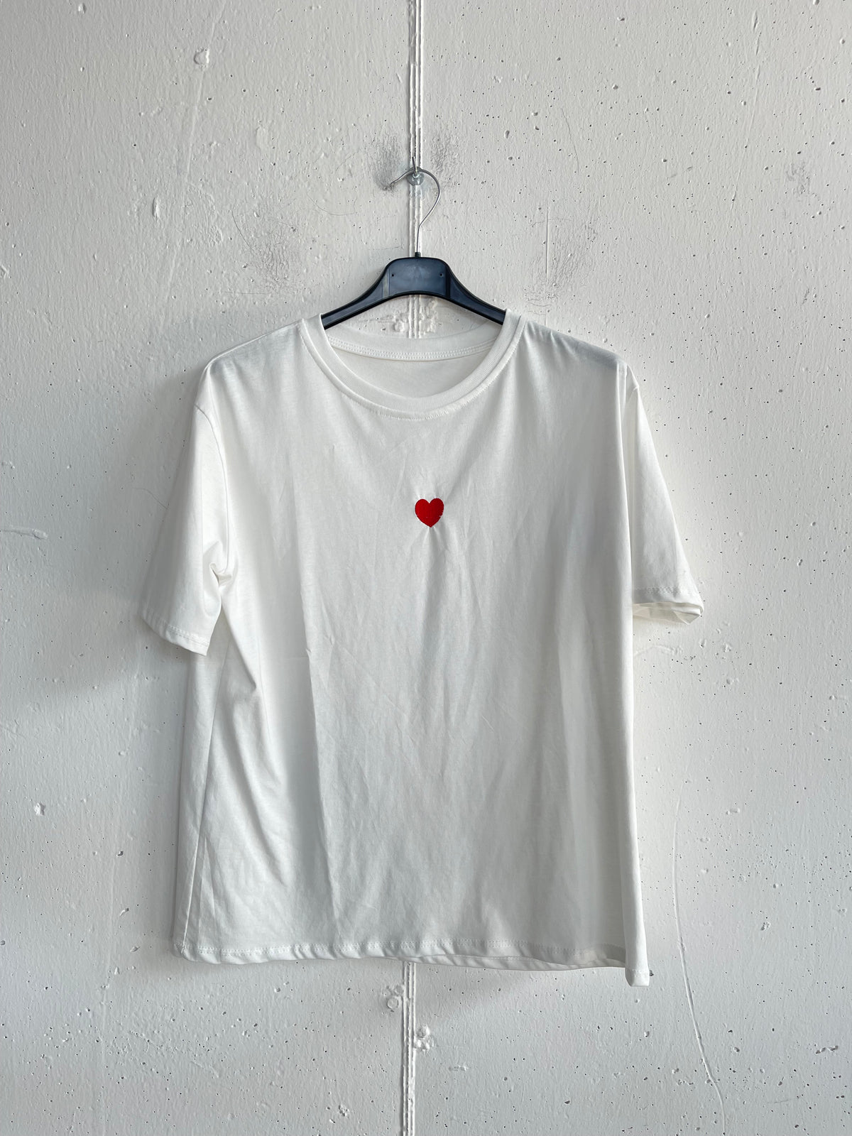 T-shirt con cuoricino ricamato