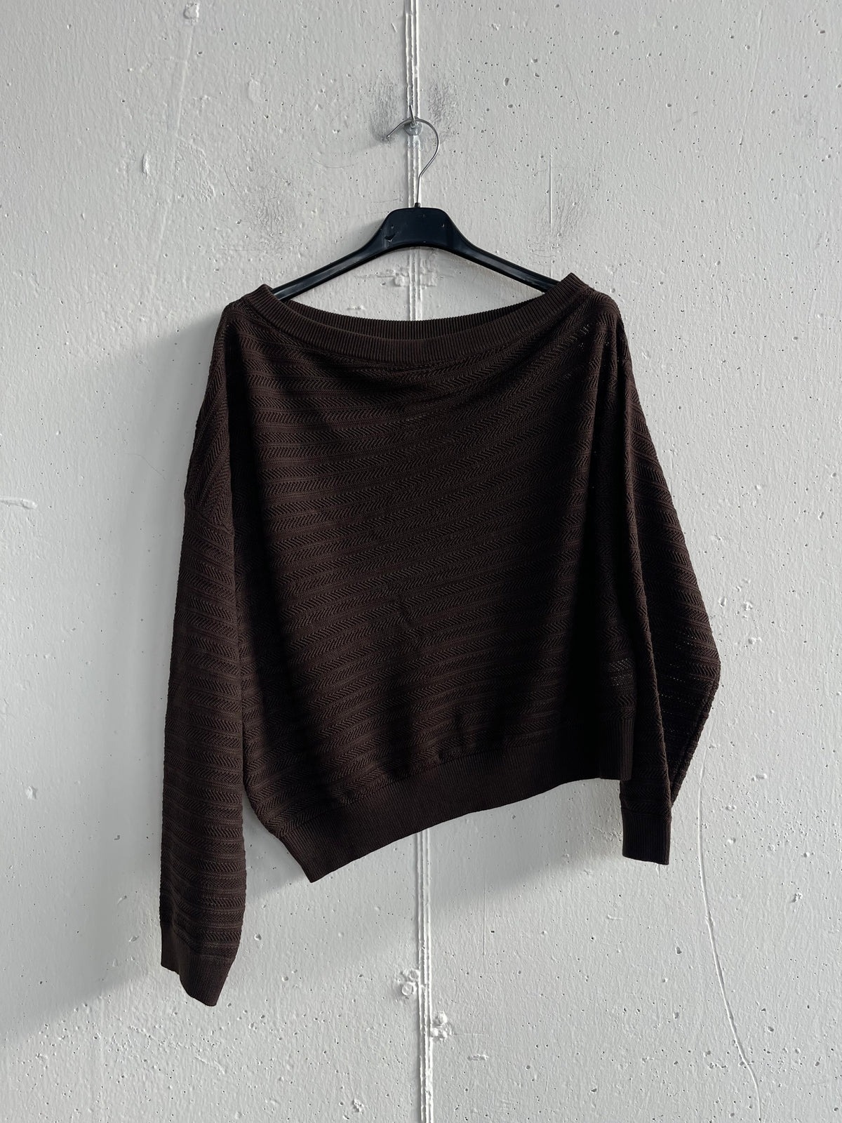 Pull traforato mono spalla