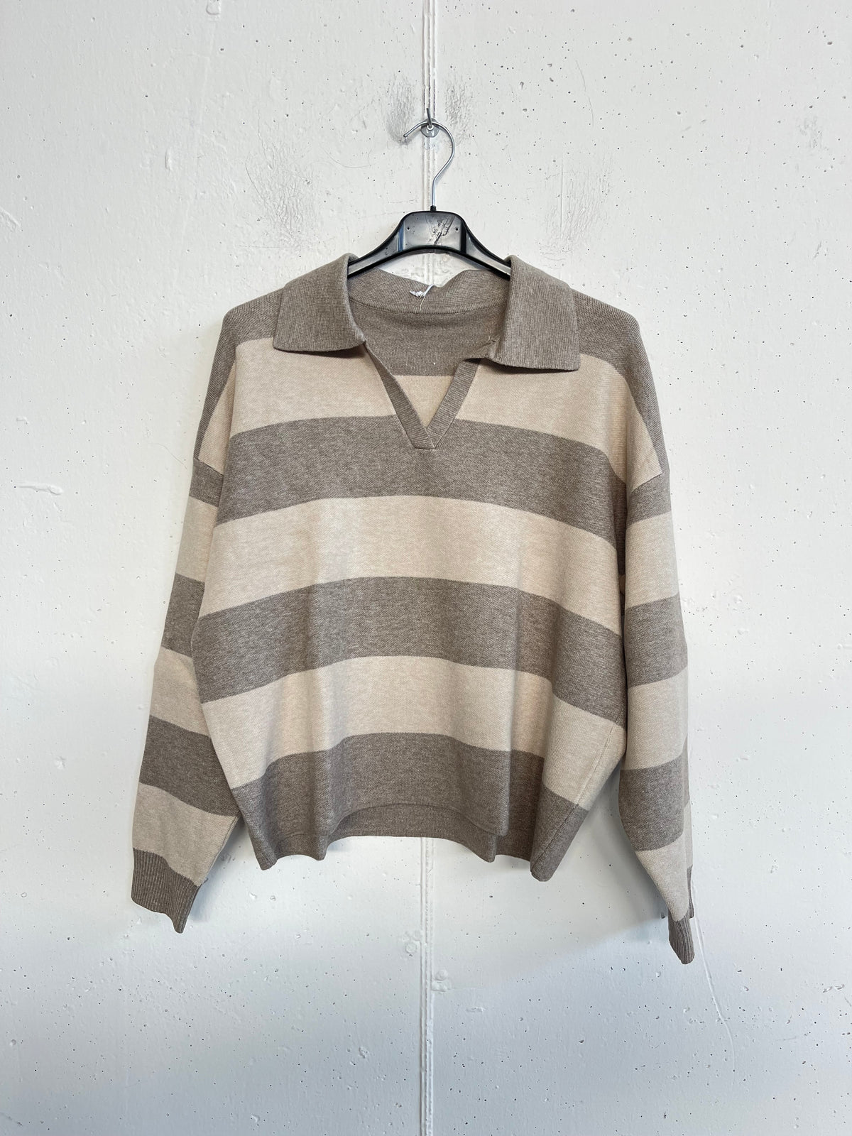 Pull con scollo a camicia a righe