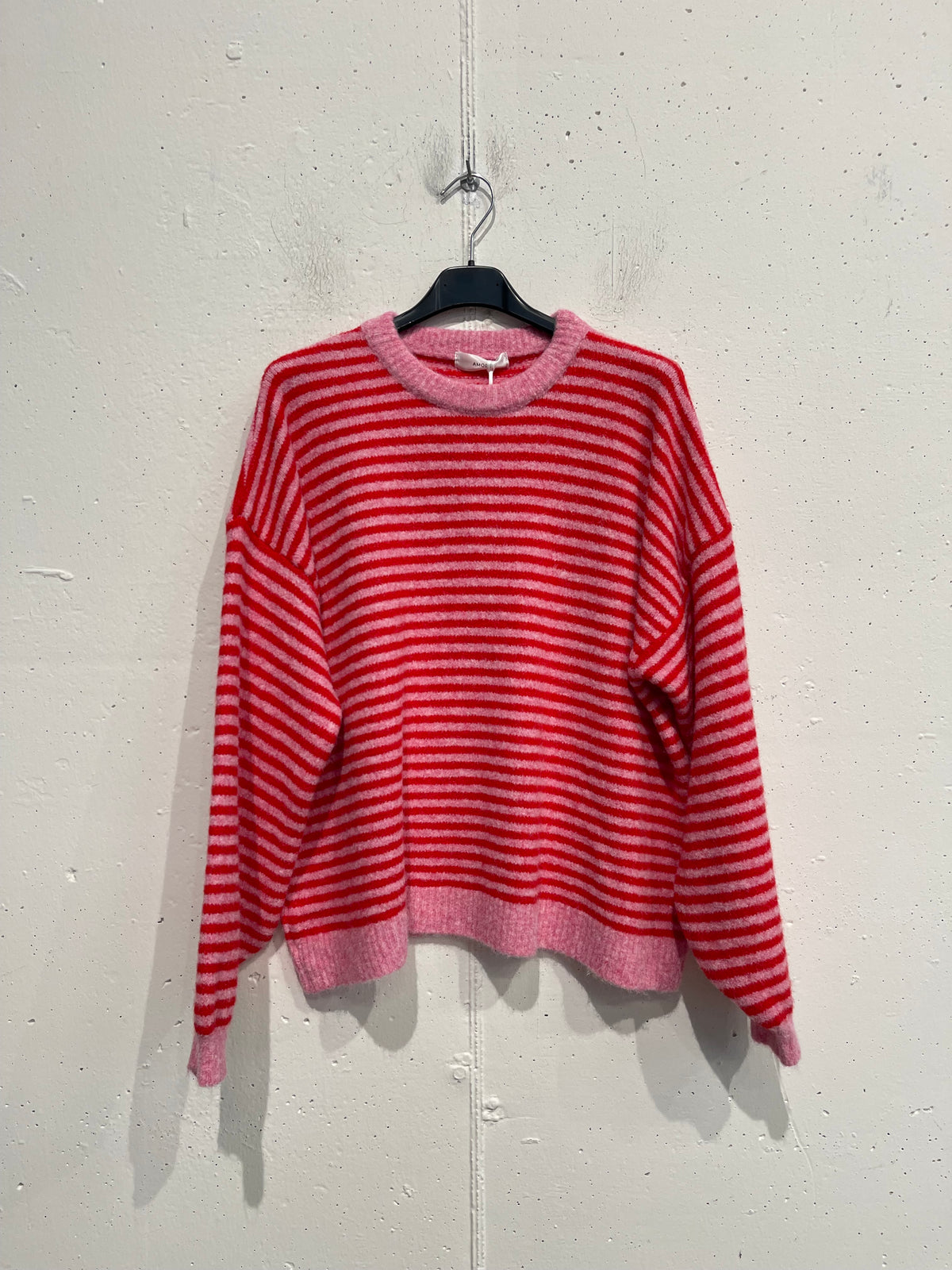 Pull colorato a righe con scritta sul retro AMOUR