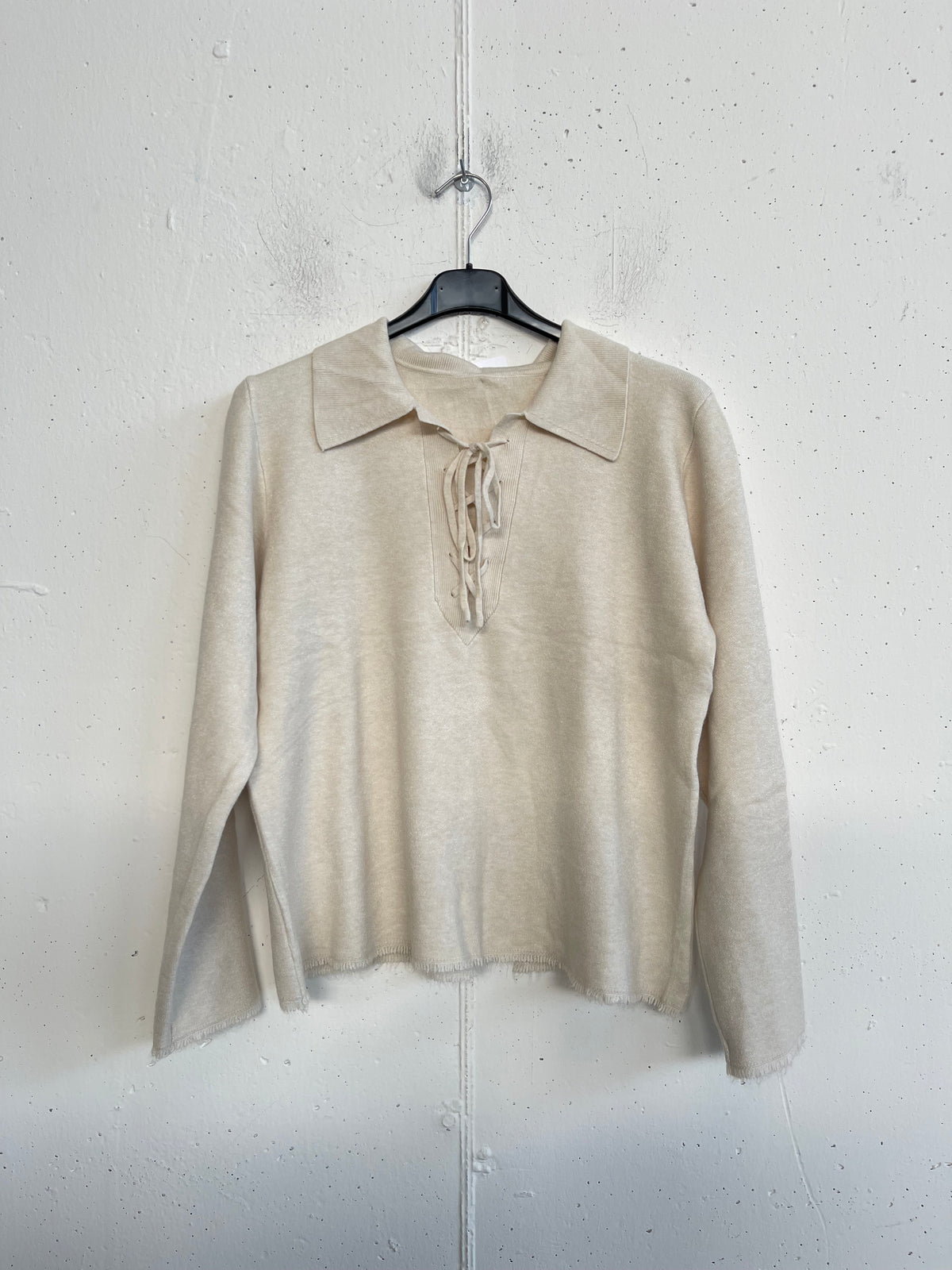 Pull scollo a camicia con lacci