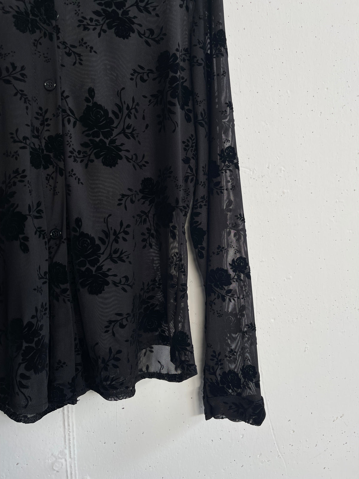 Camicia trasparente con fiori di ciniglia