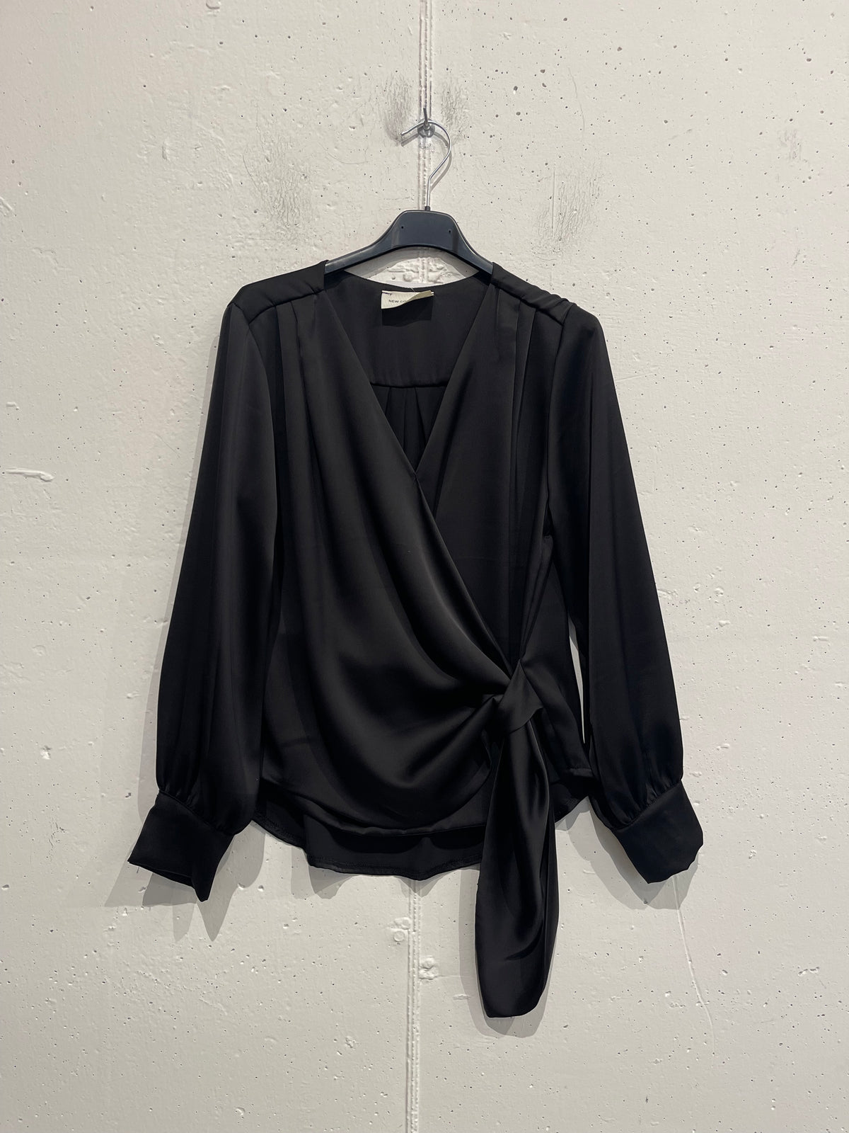 Camicia satinata con laccio laterale
