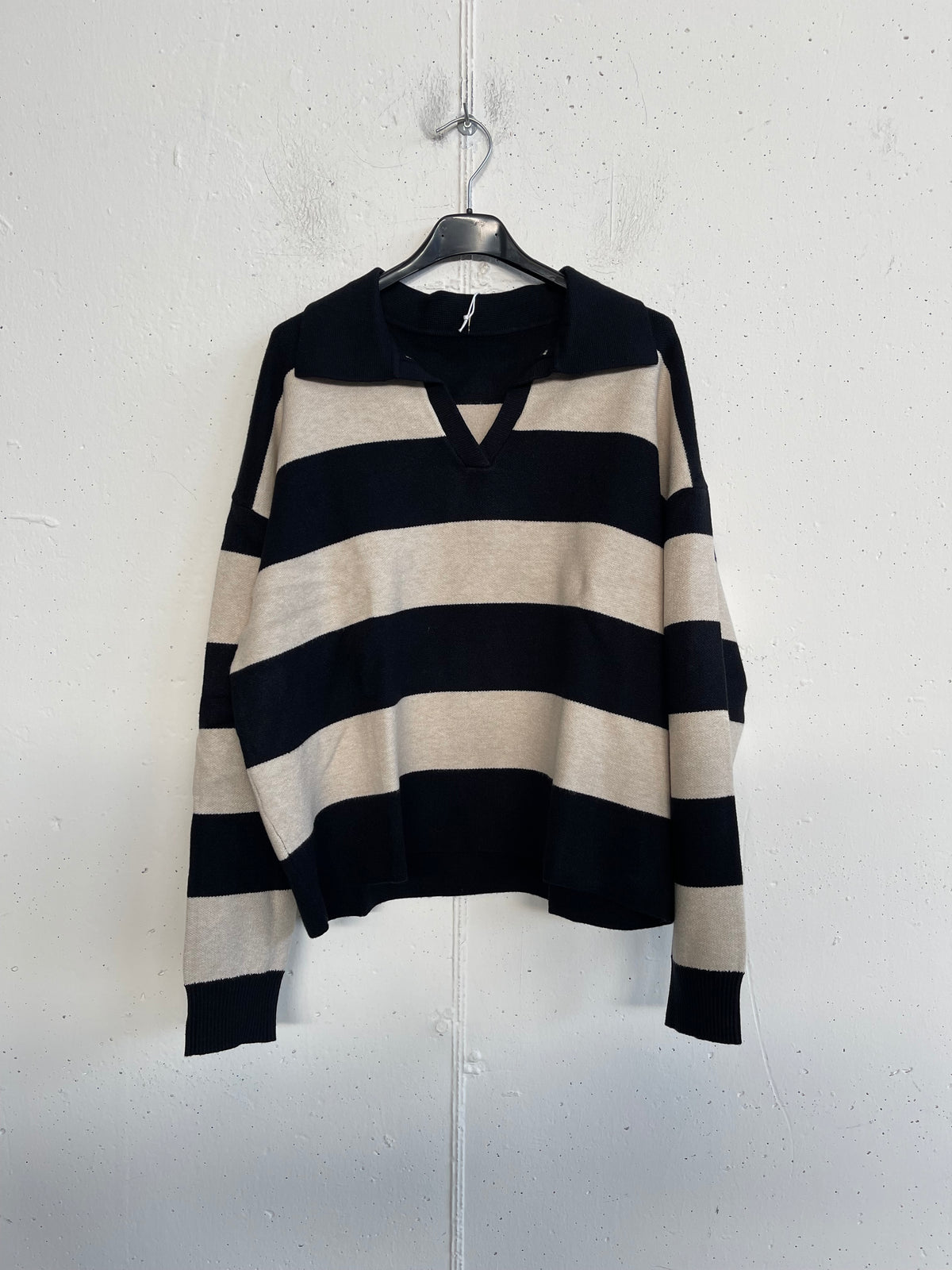 Pull con scollo a camicia a righe