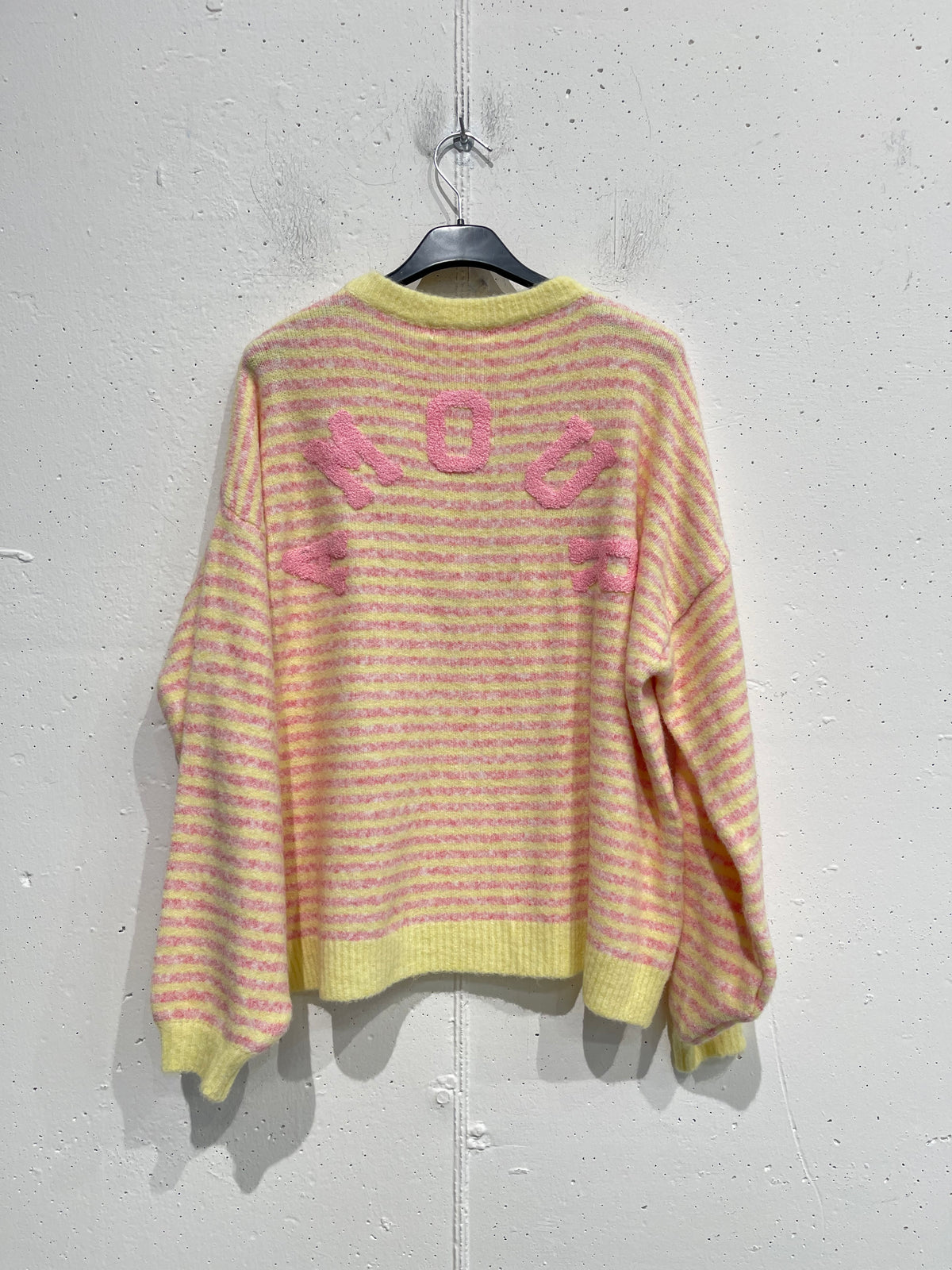 Pull colorato a righe con scritta sul retro AMOUR