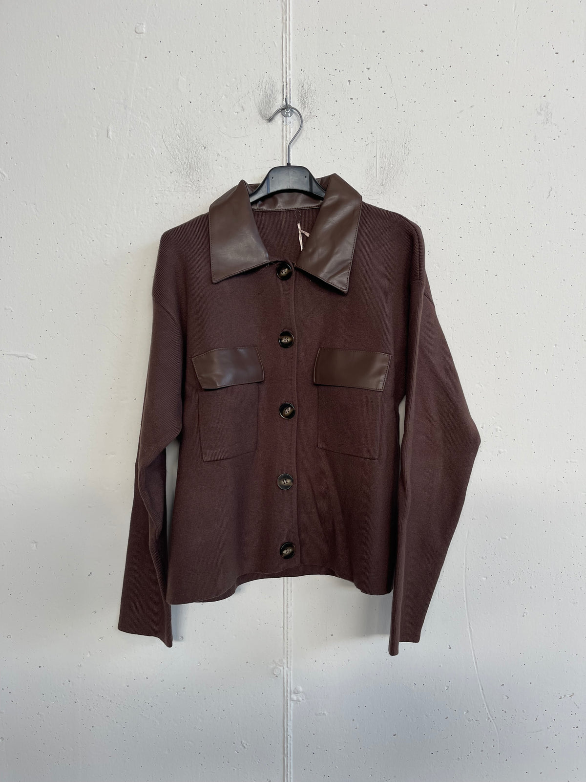 Cardigan con scollo a camicia e dettagli in pelle