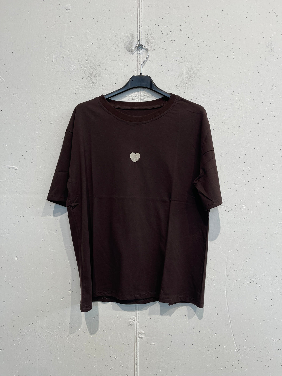 T-shirt con cuoricino ricamato