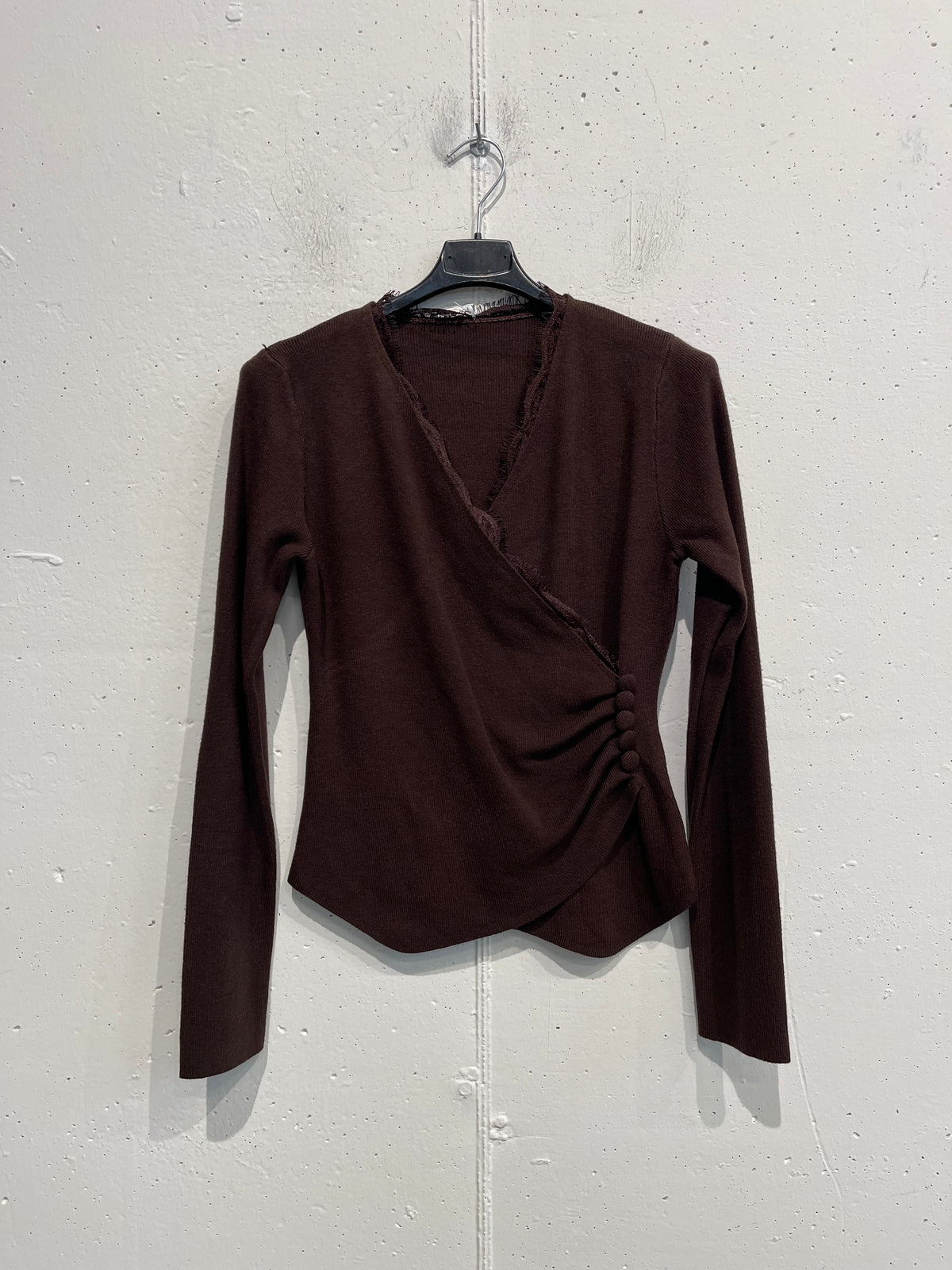 Cardigan aderente con bottoni laterali e arricciatura