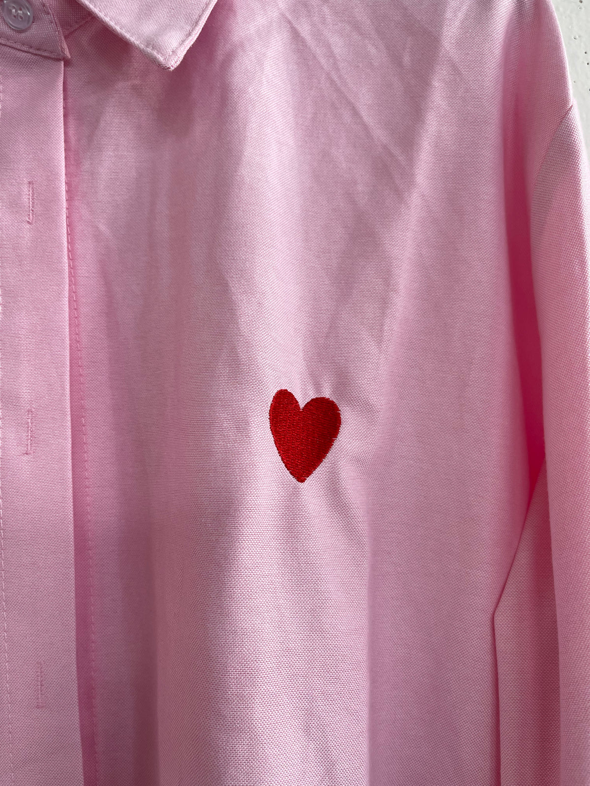 Camicia con cuore ricamato