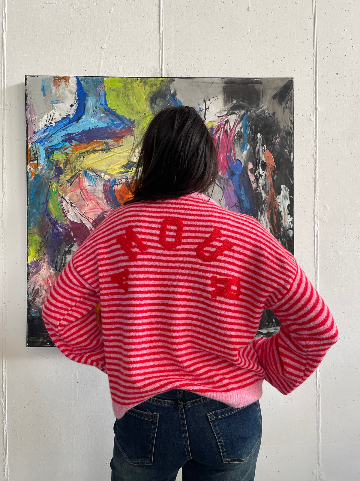 Pull colorato a righe con scritta sul retro AMOUR