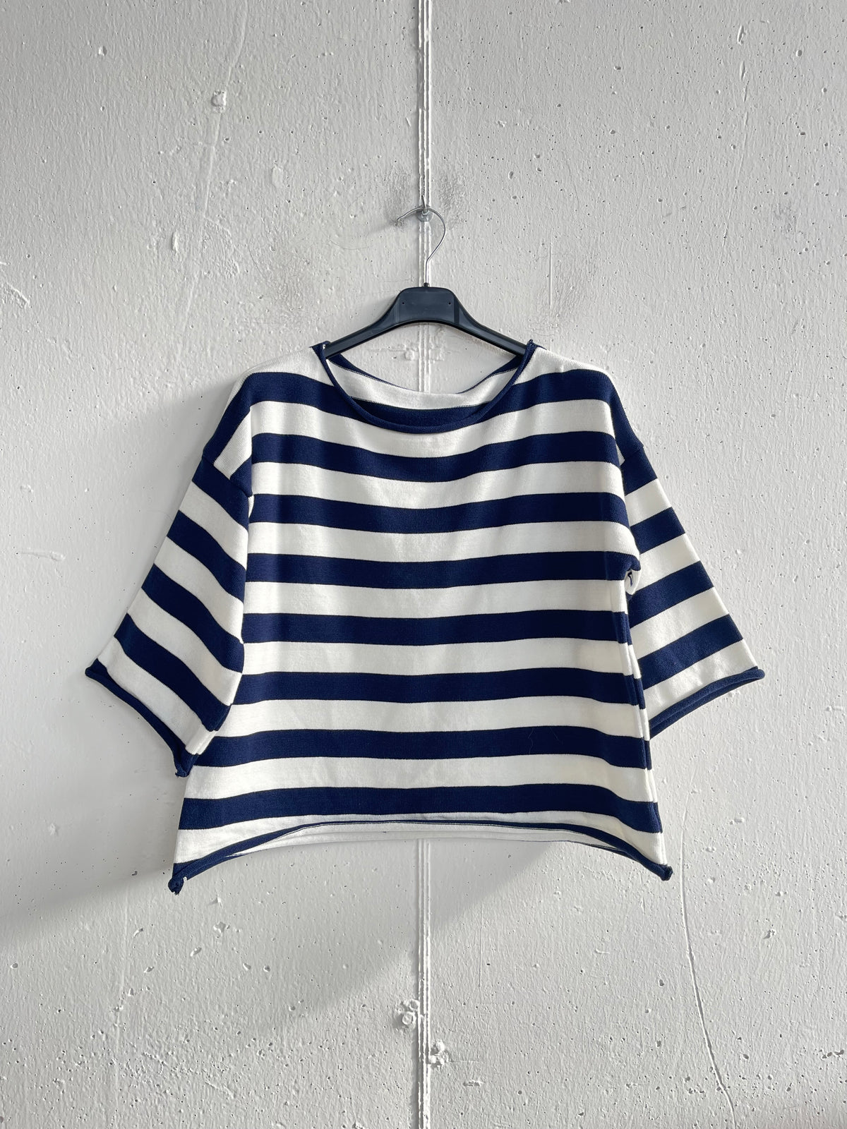 Pull con manica a tre quarti a taglio vivo a righe