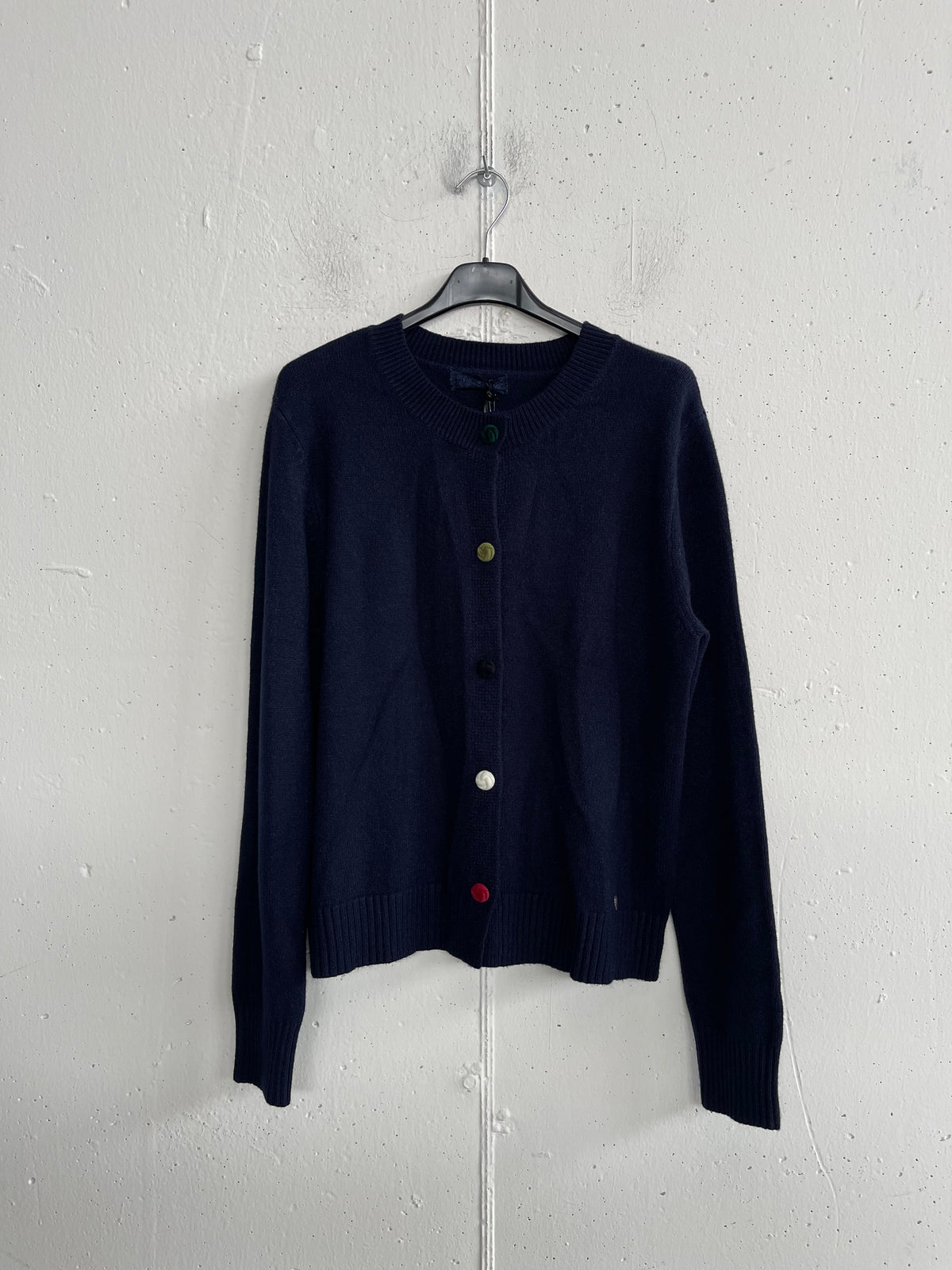 Cardigan basico con bottoni colorati