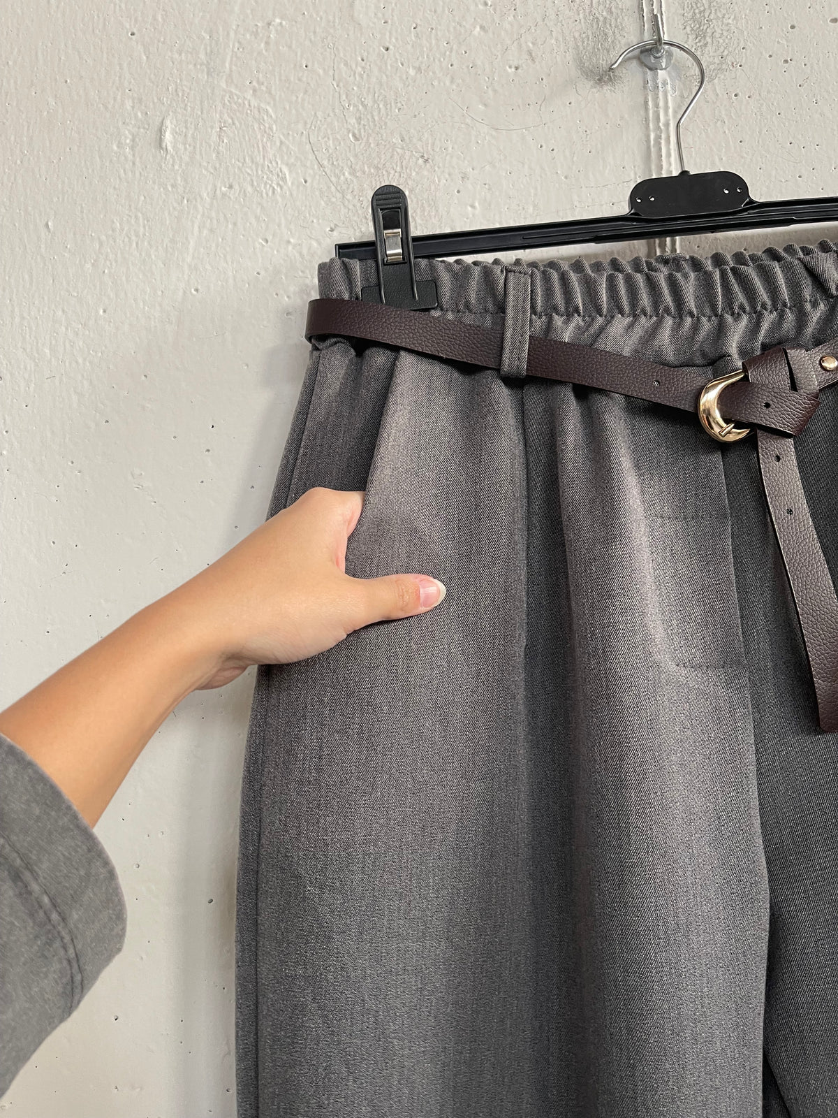 Pantalone classico in tessuto con elastico sul retro