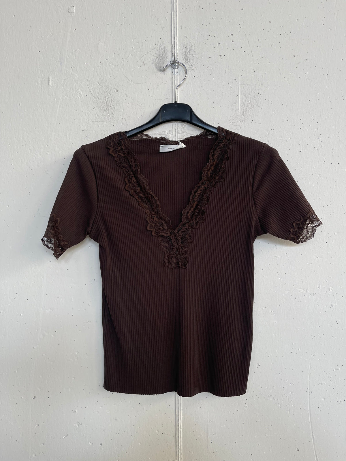 T-shirt a costine con scollo in pizzo