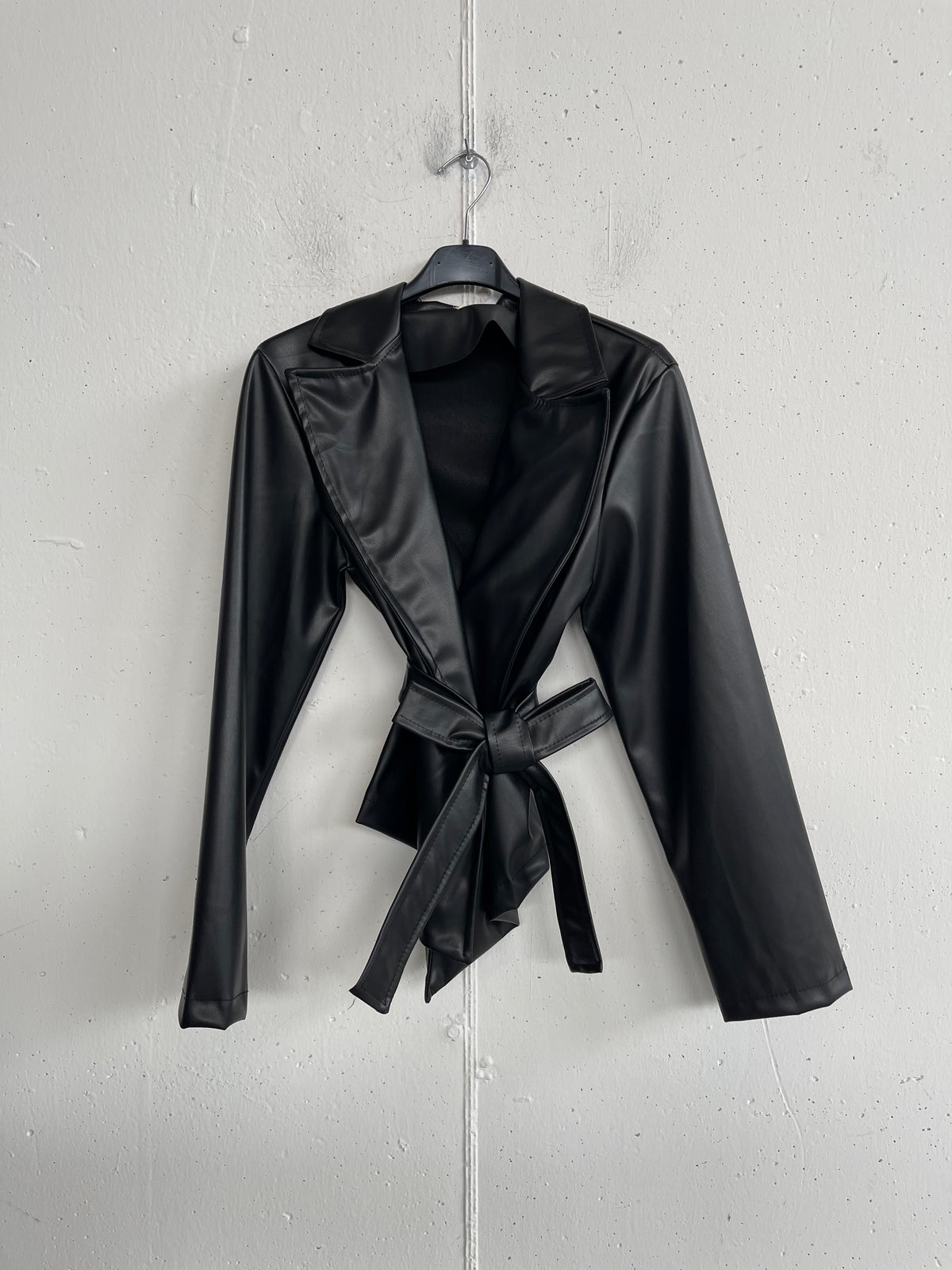 Blazer in ecopelle con cintura