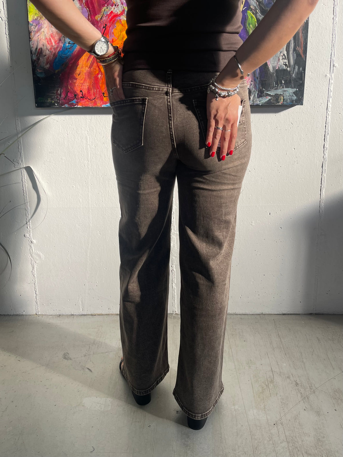 Jeans effetto slavato marrone a palazzo
