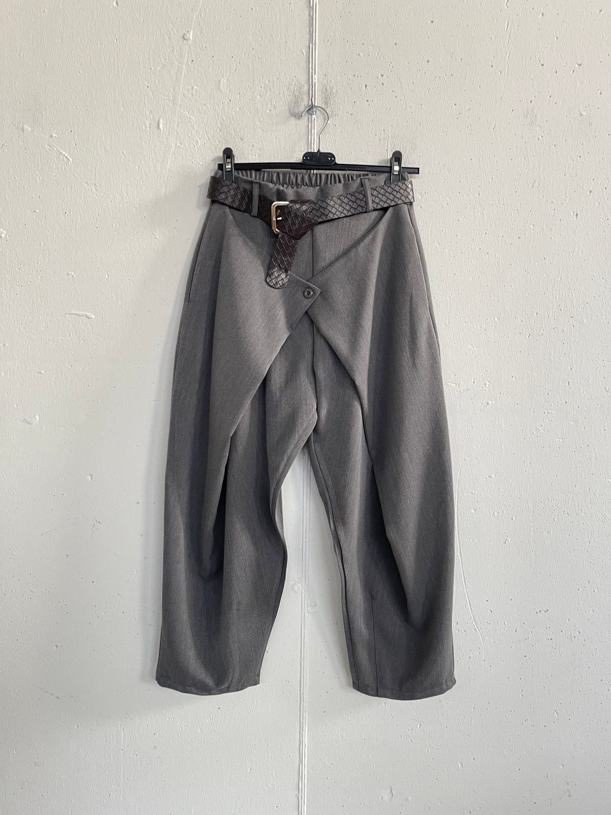 Pantalone balloon con patta asimmetrica sul davanti